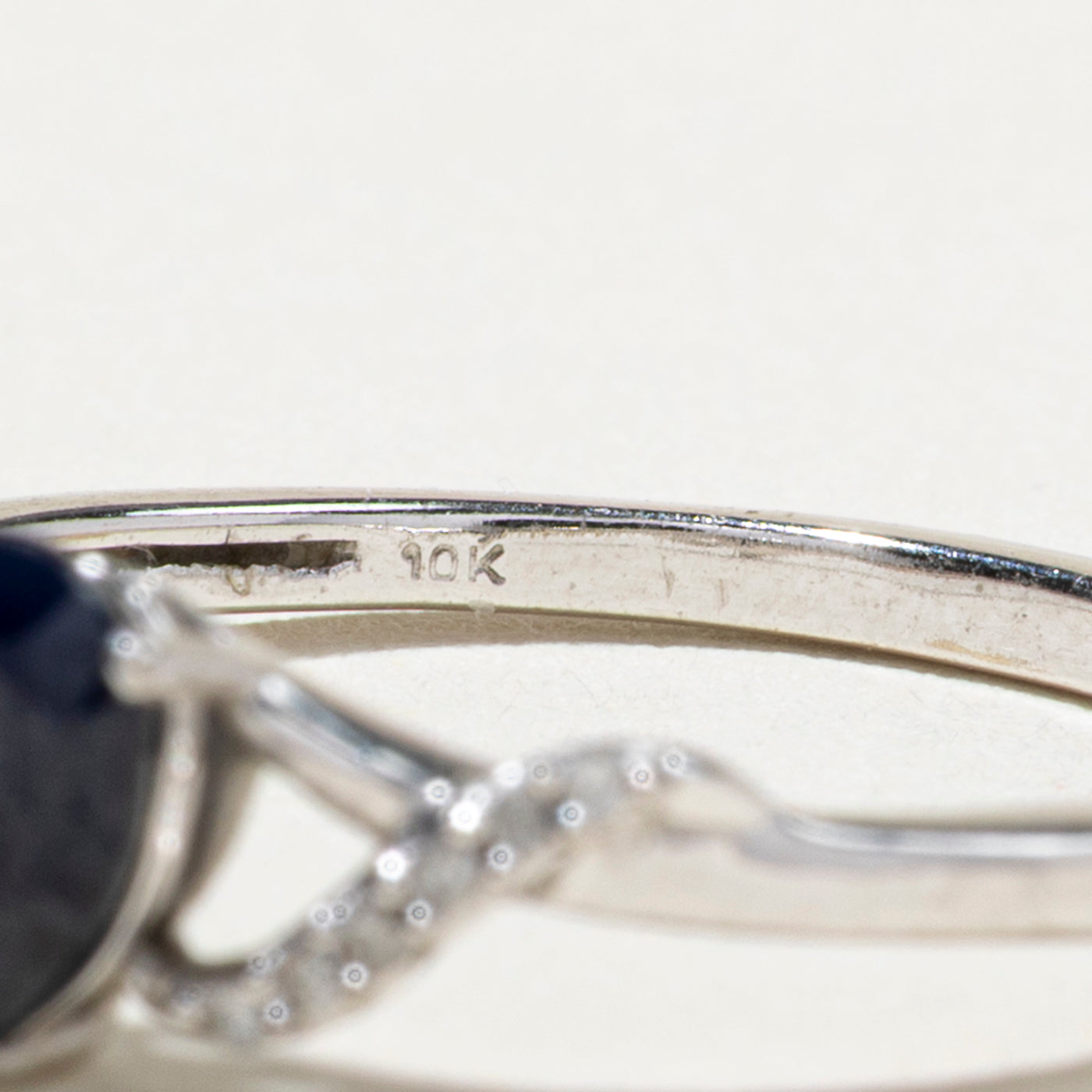 Bague contournée en saphir taille poire et diamants | Taille 7