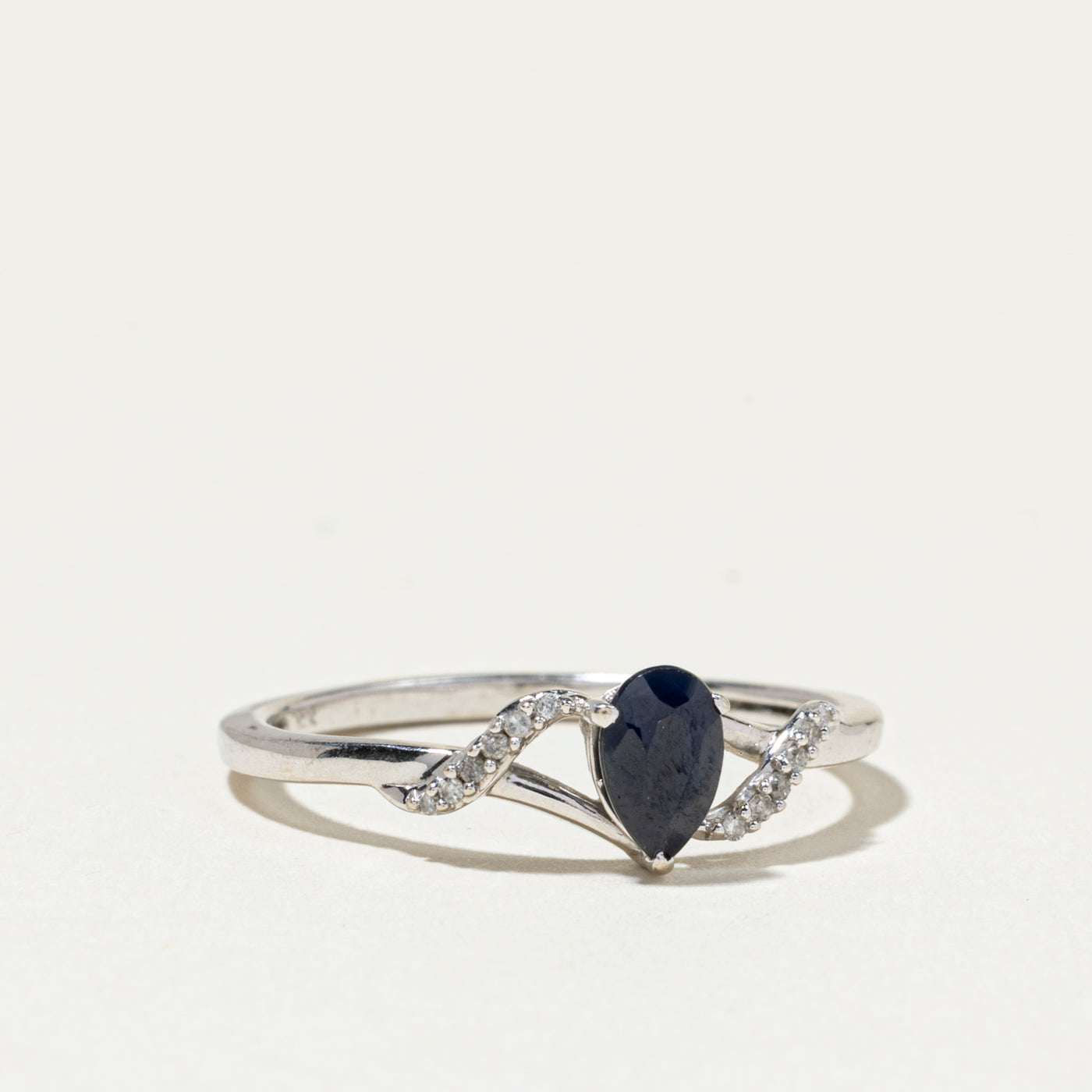 Bague contournée en saphir taille poire et diamants | Taille 7