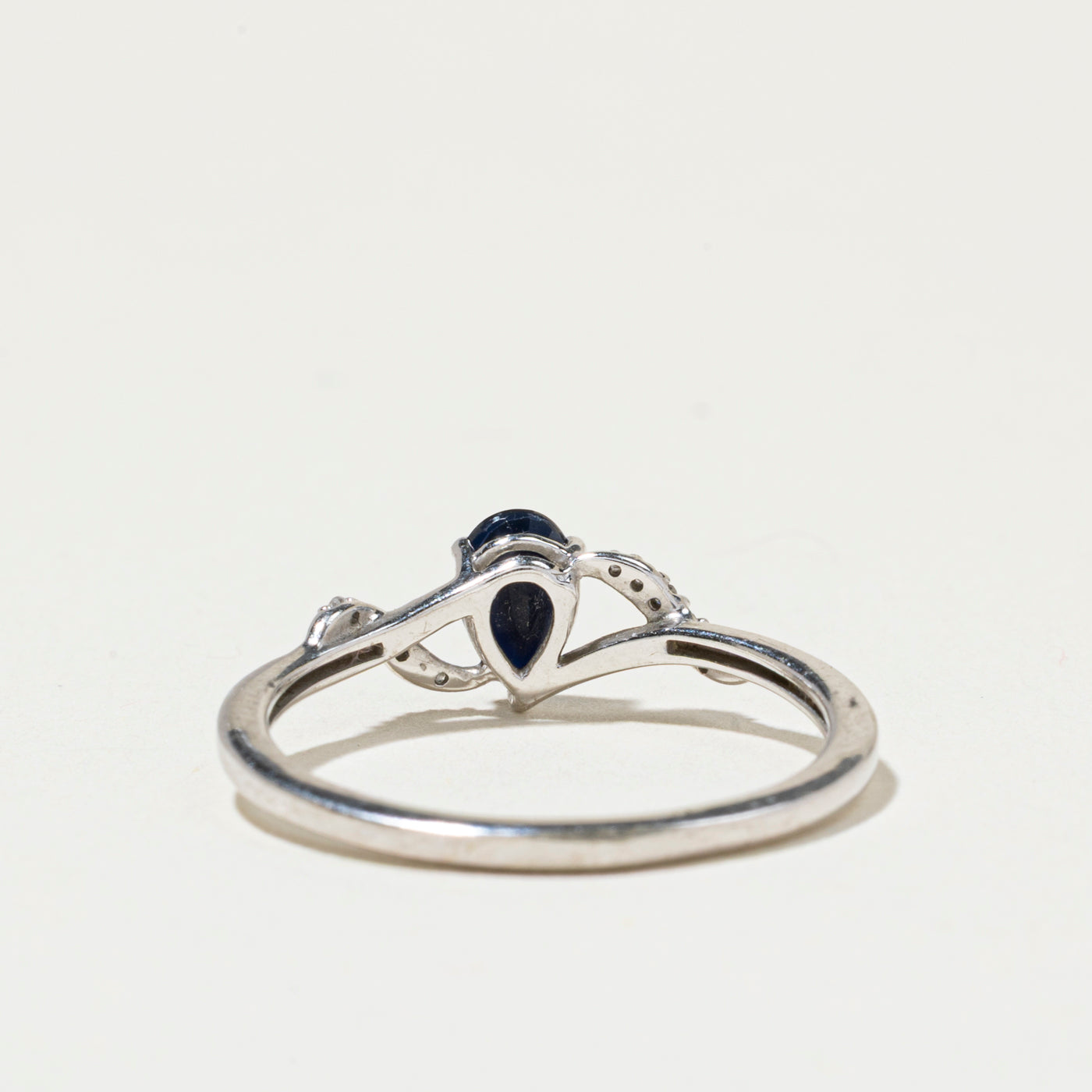 Bague contournée en saphir taille poire et diamants | Taille 7
