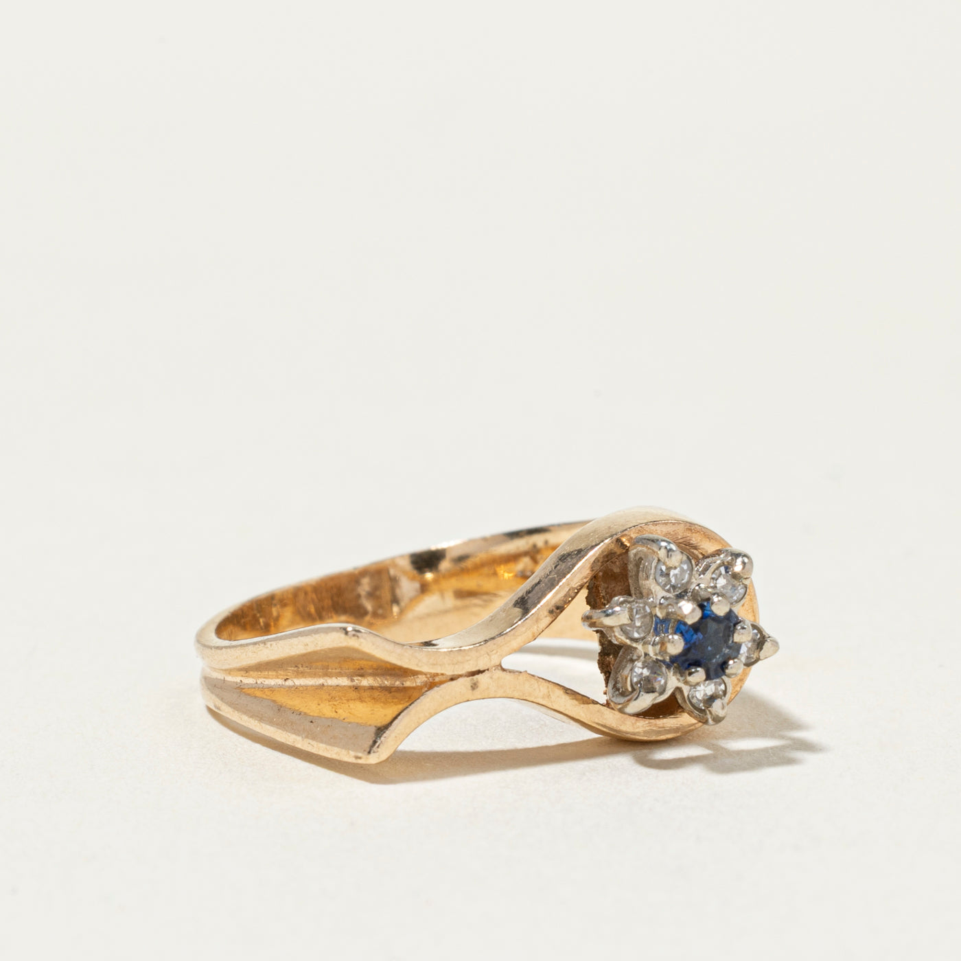 Bague ajourée en forme de pétale, saphir et diamants | Taille 5,5