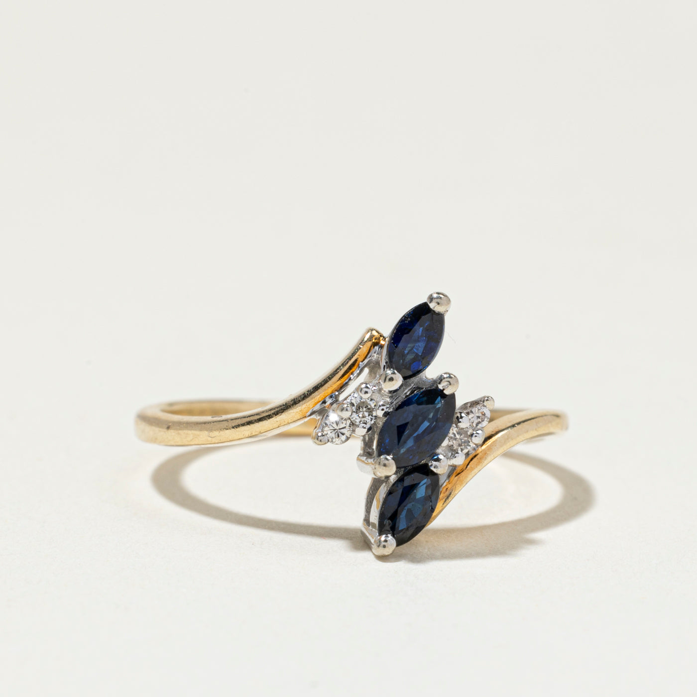 Bague trois pierres saphir taille marquise et diamants | Taille 6,75