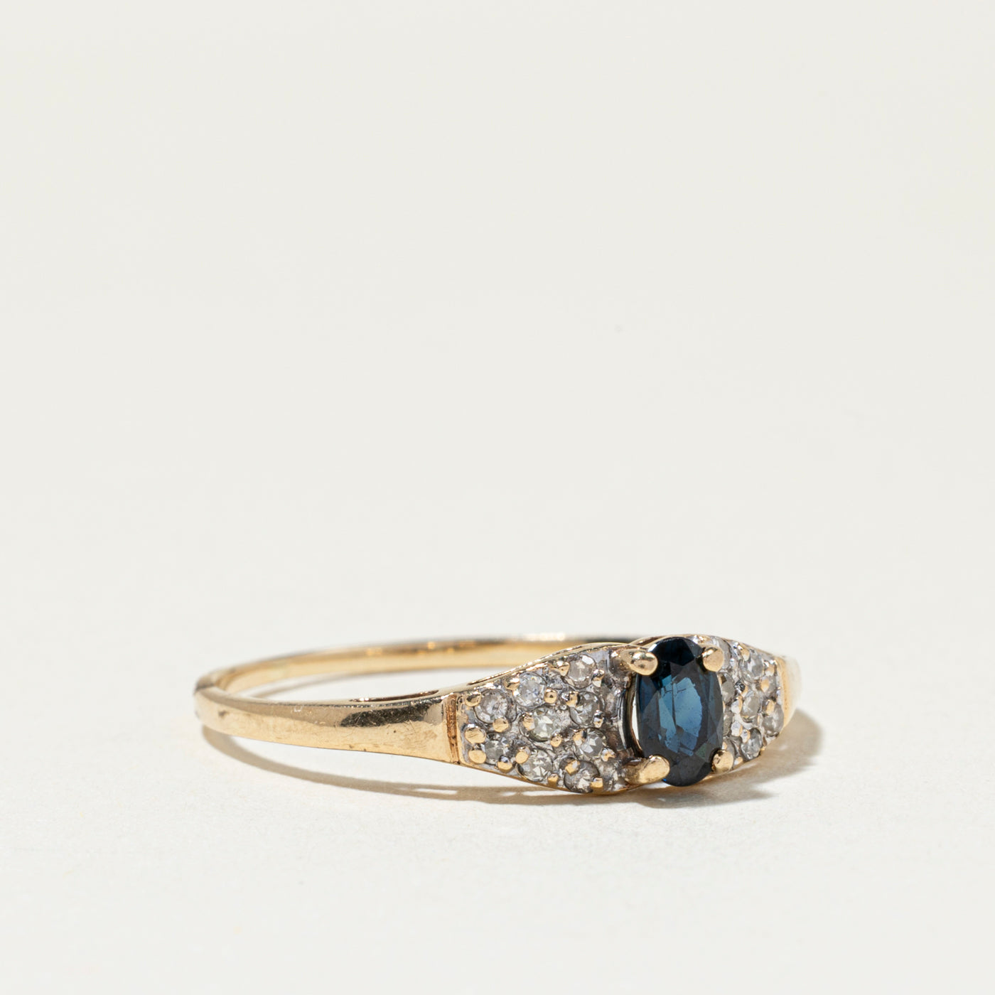 Bague ornée d'un saphir ovale et de diamants | Taille 8,75
