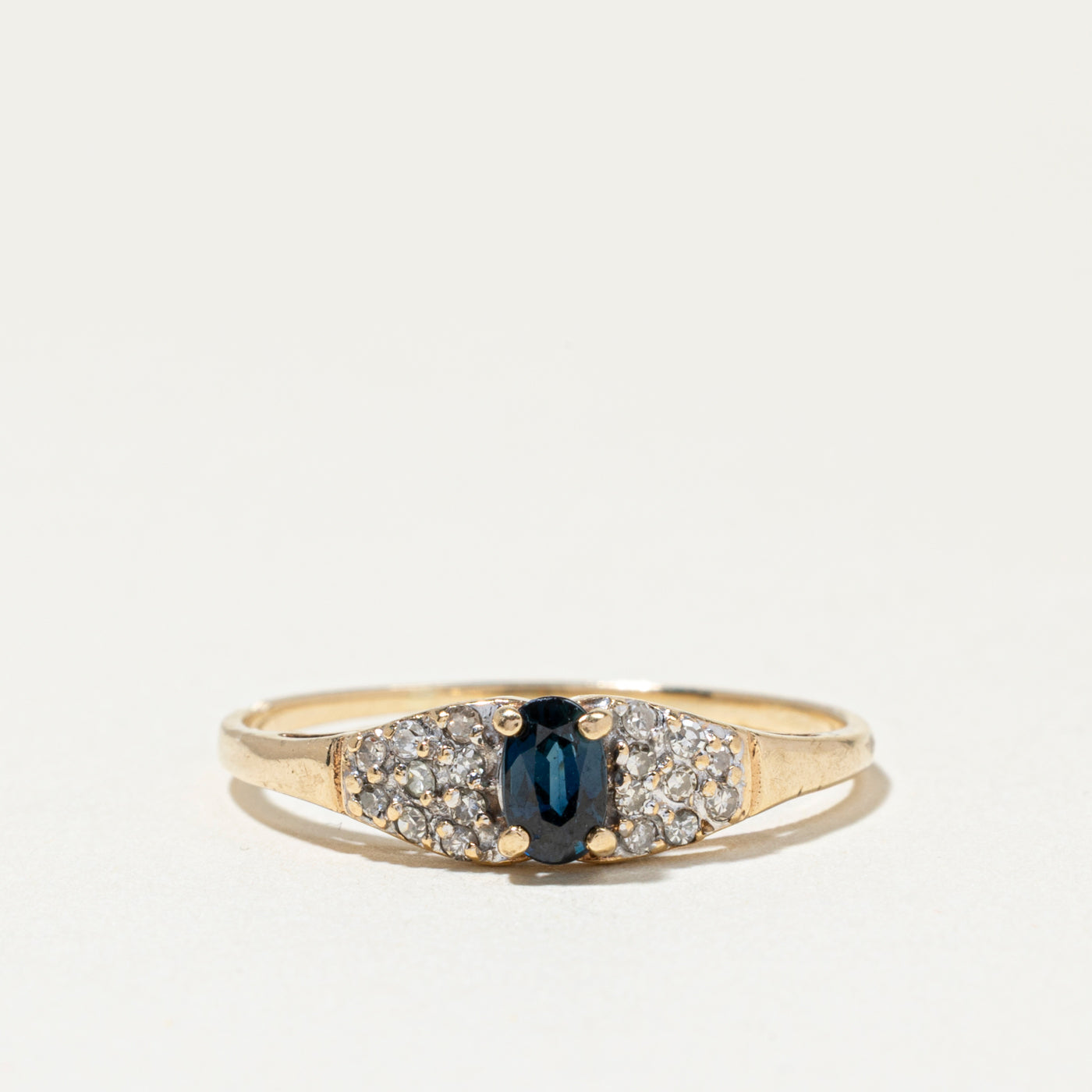 Bague ornée d'un saphir ovale et de diamants | Taille 8,75