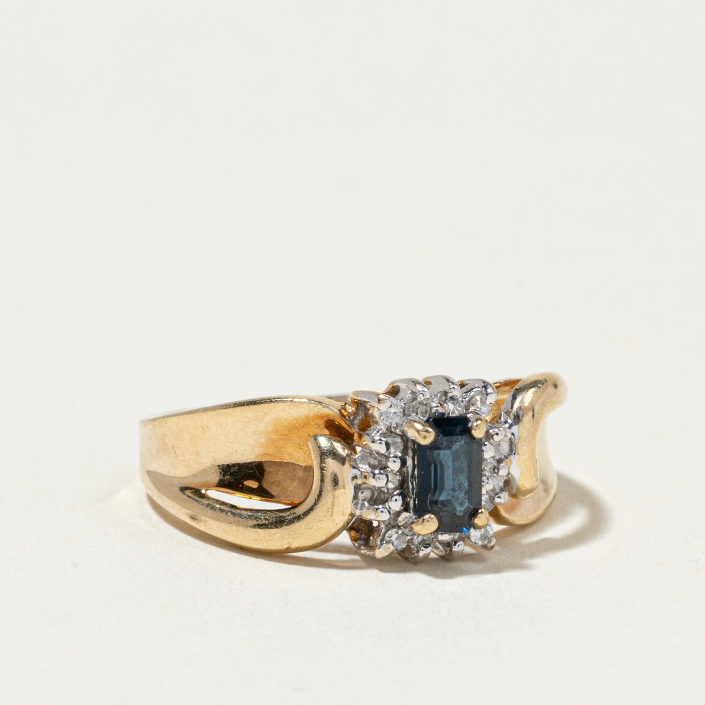 Oval Cut Sapphire & Diamond Petal Halo Ring | SZ 6