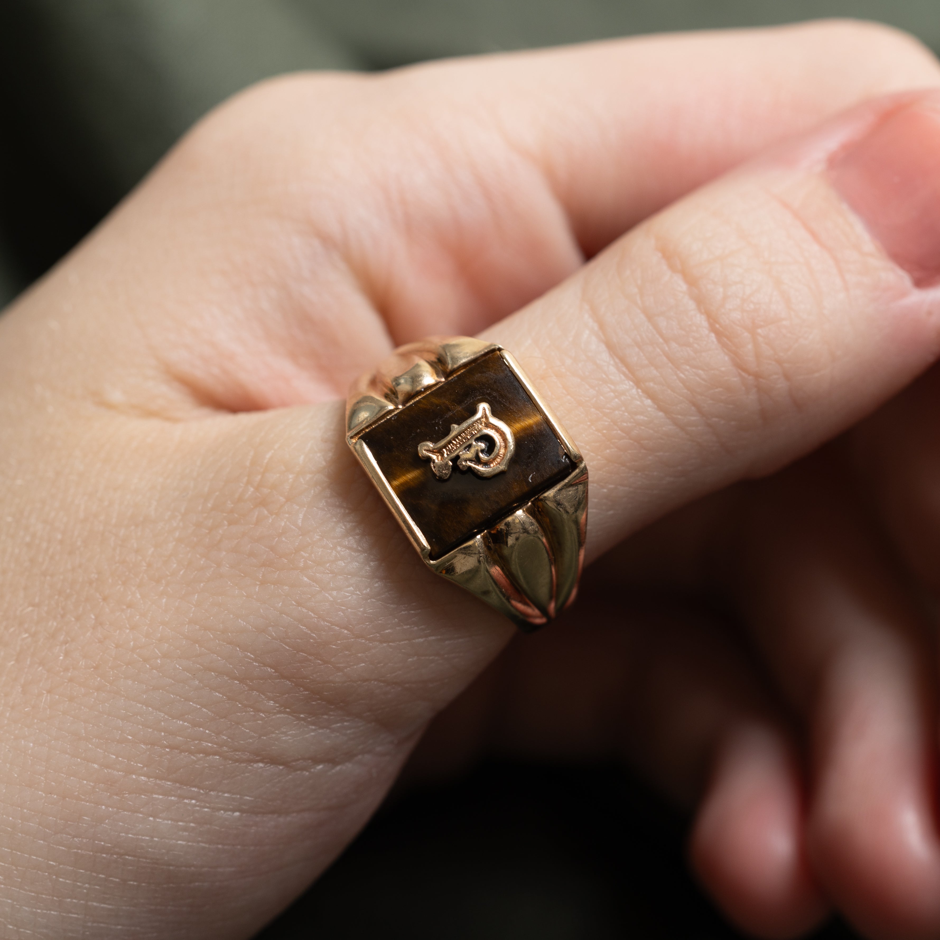 Bague chevalière œil de tigre avec initiale « P » | Taille 10,25