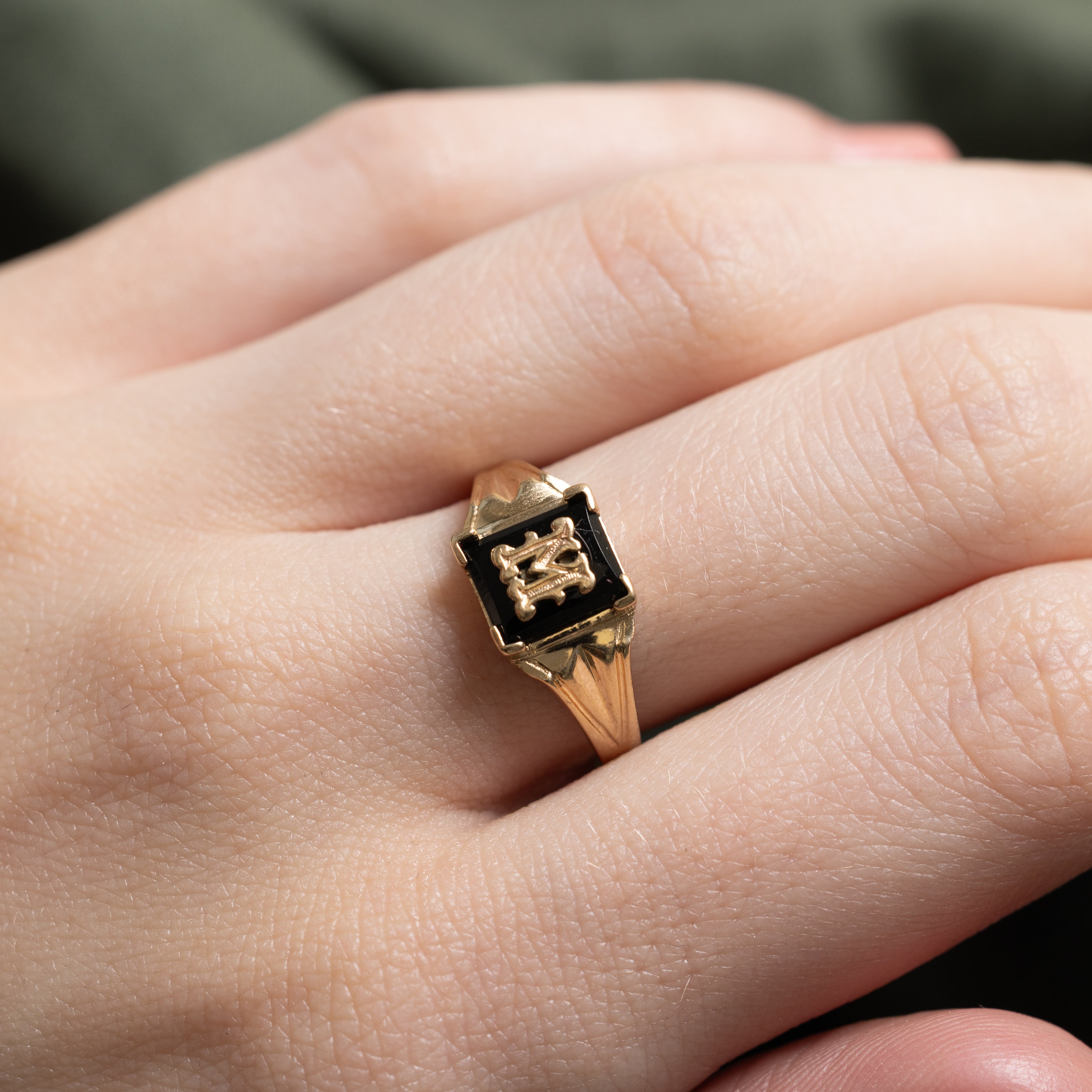 Bague chevalière en onyx avec initiale « M » | Taille 7