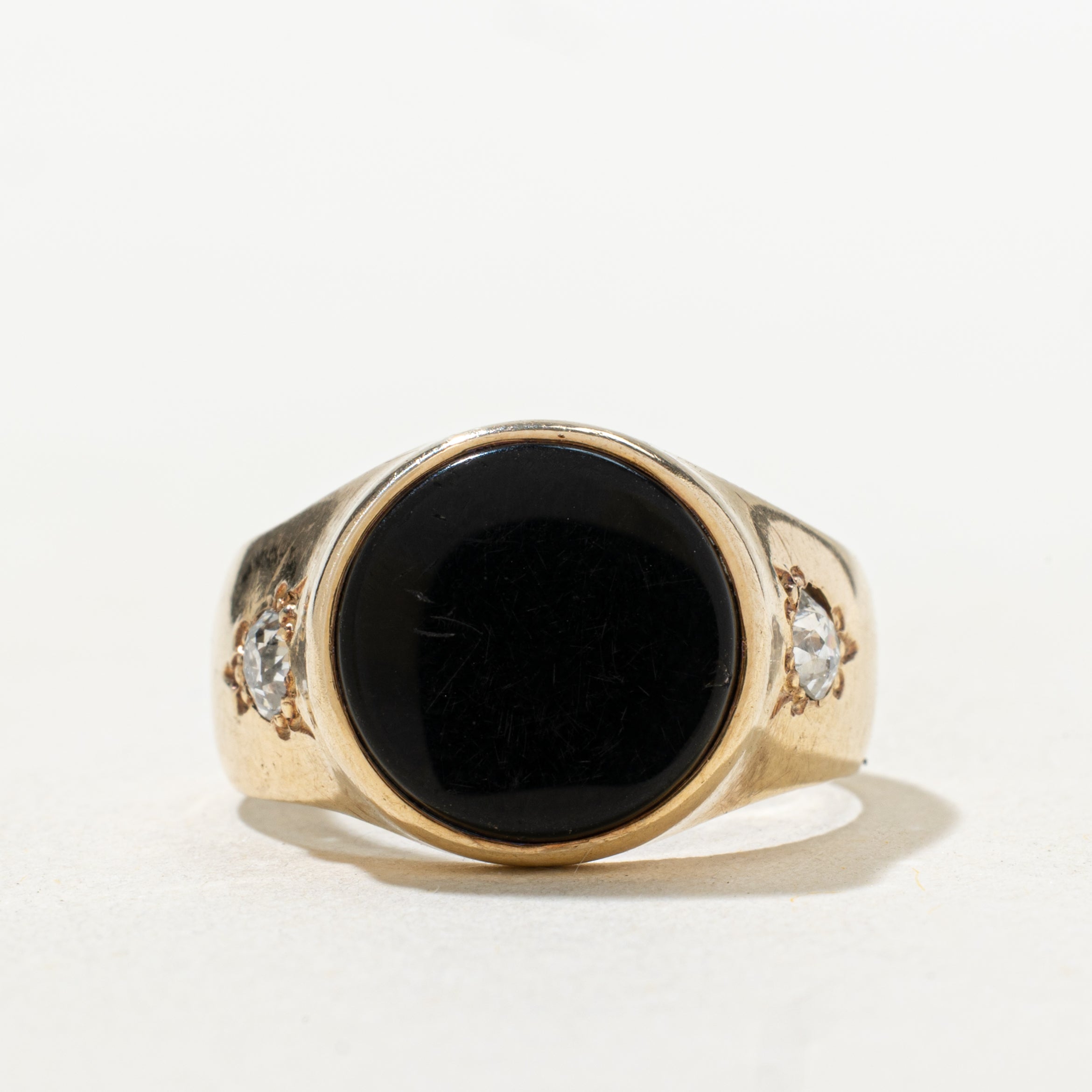Bague chevalière en onyx et diamant taille ancienne | 2,00 ct, 0,30 ct au total | Taille 7,5