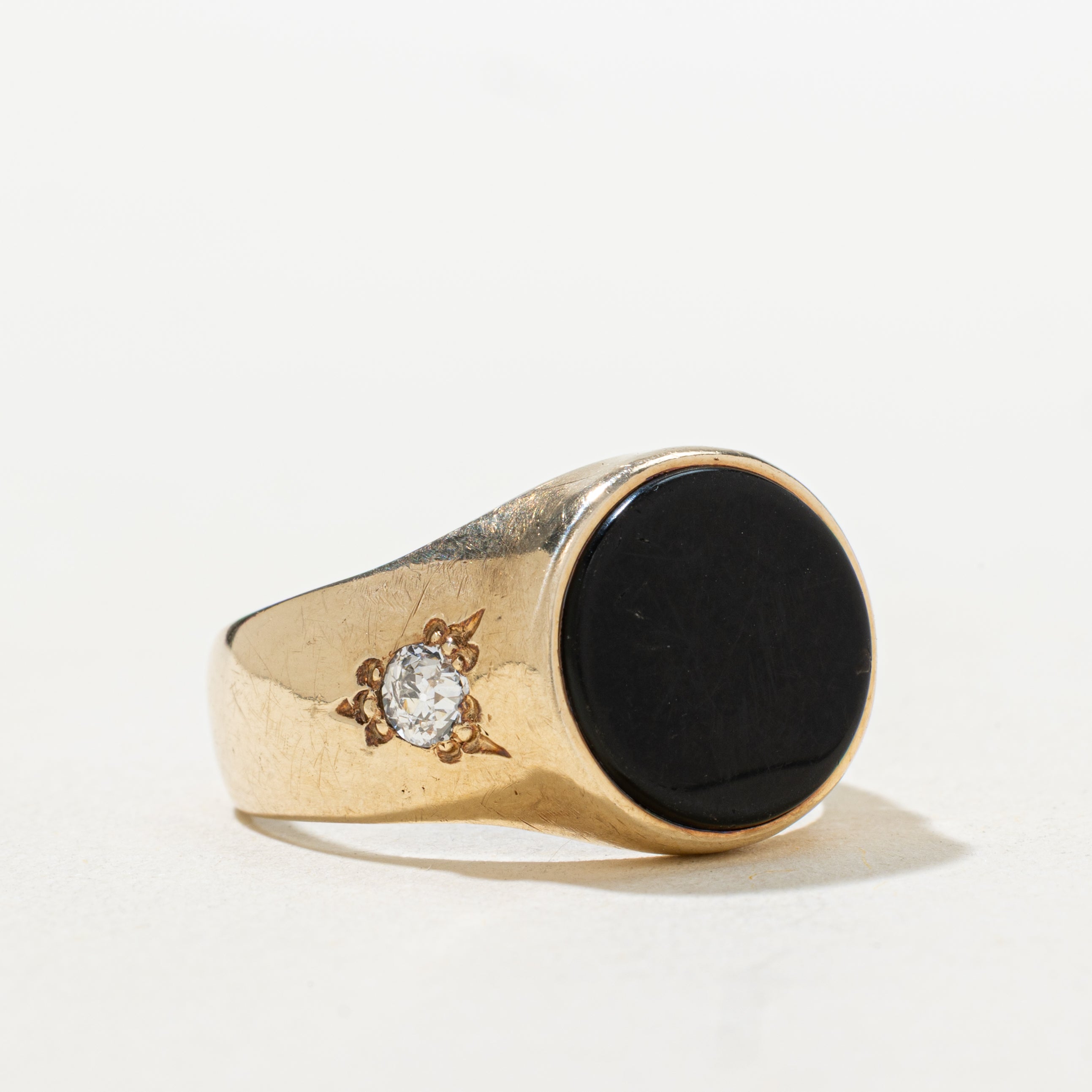 Bague chevalière en onyx et diamant taille ancienne | 2,00 ct, 0,30 ct au total | Taille 7,5