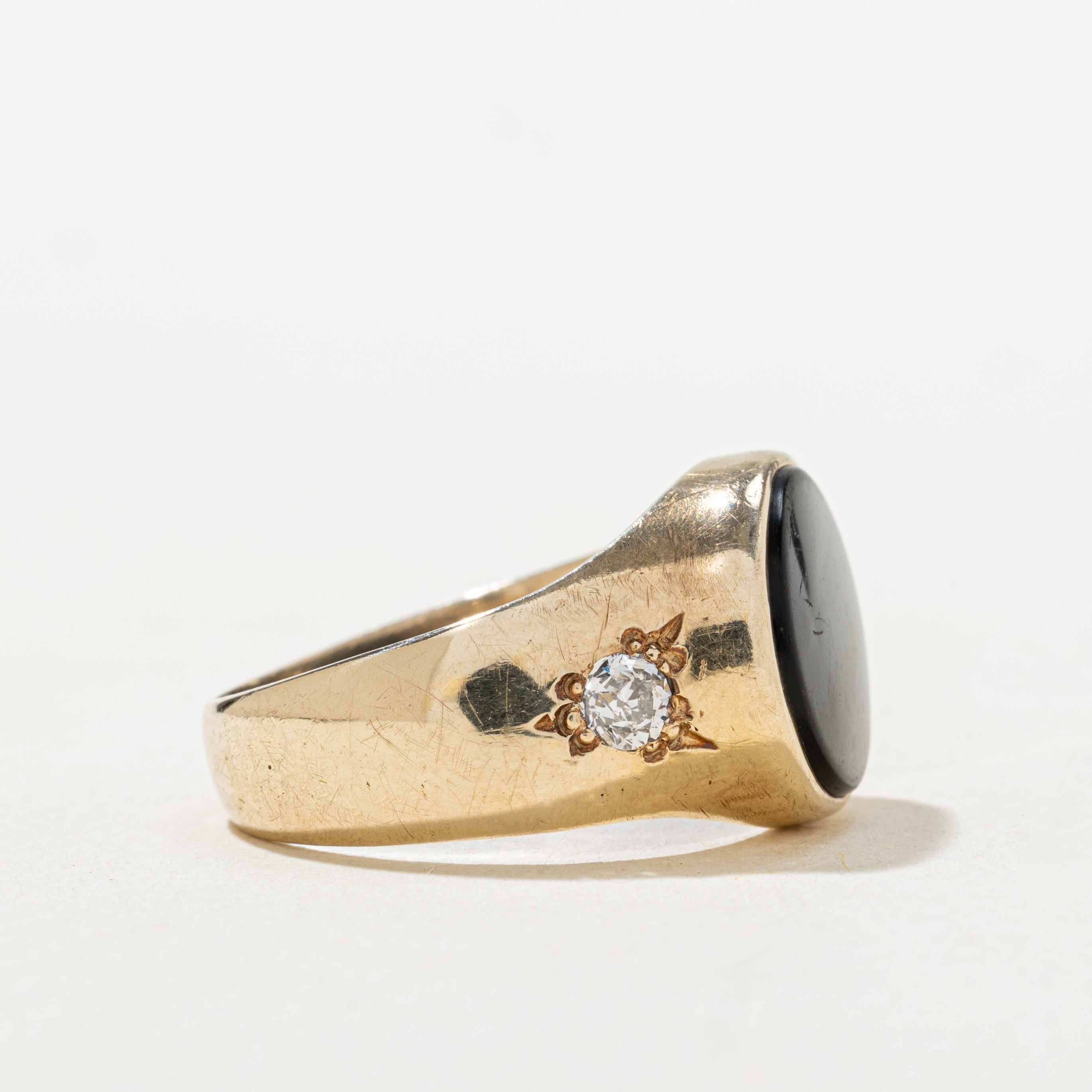 Bague chevalière en onyx et diamant taille ancienne | 2,00 ct, 0,30 ct au total | Taille 7,5