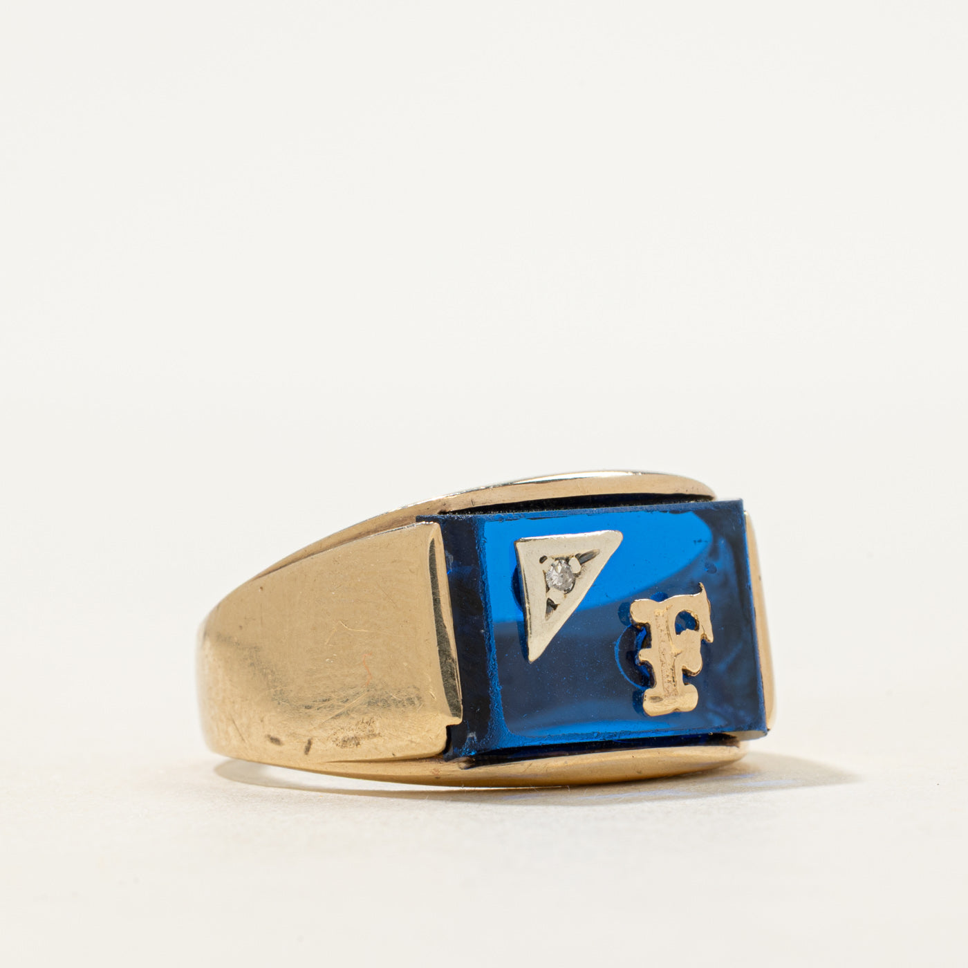 Bague chevalière « F » en saphir synthétique et diamant naturel | Taille 10,75