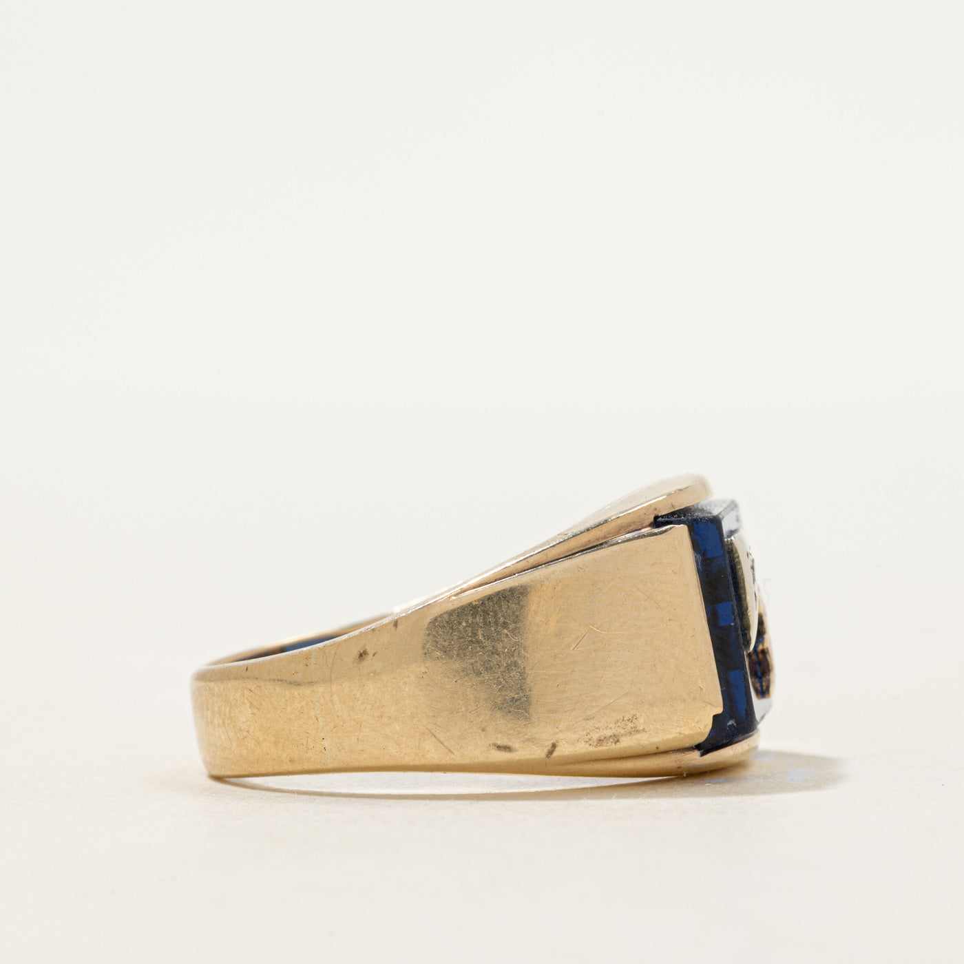 Bague chevalière « F » en saphir synthétique et diamant naturel | Taille 10,75