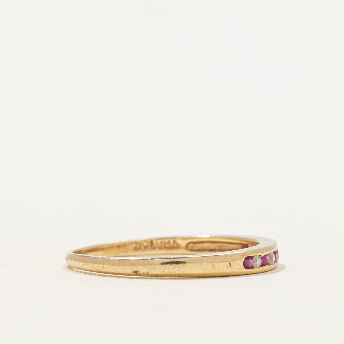 Alliance sertie de diamants et rubis en demi-tour | Taille 7,75