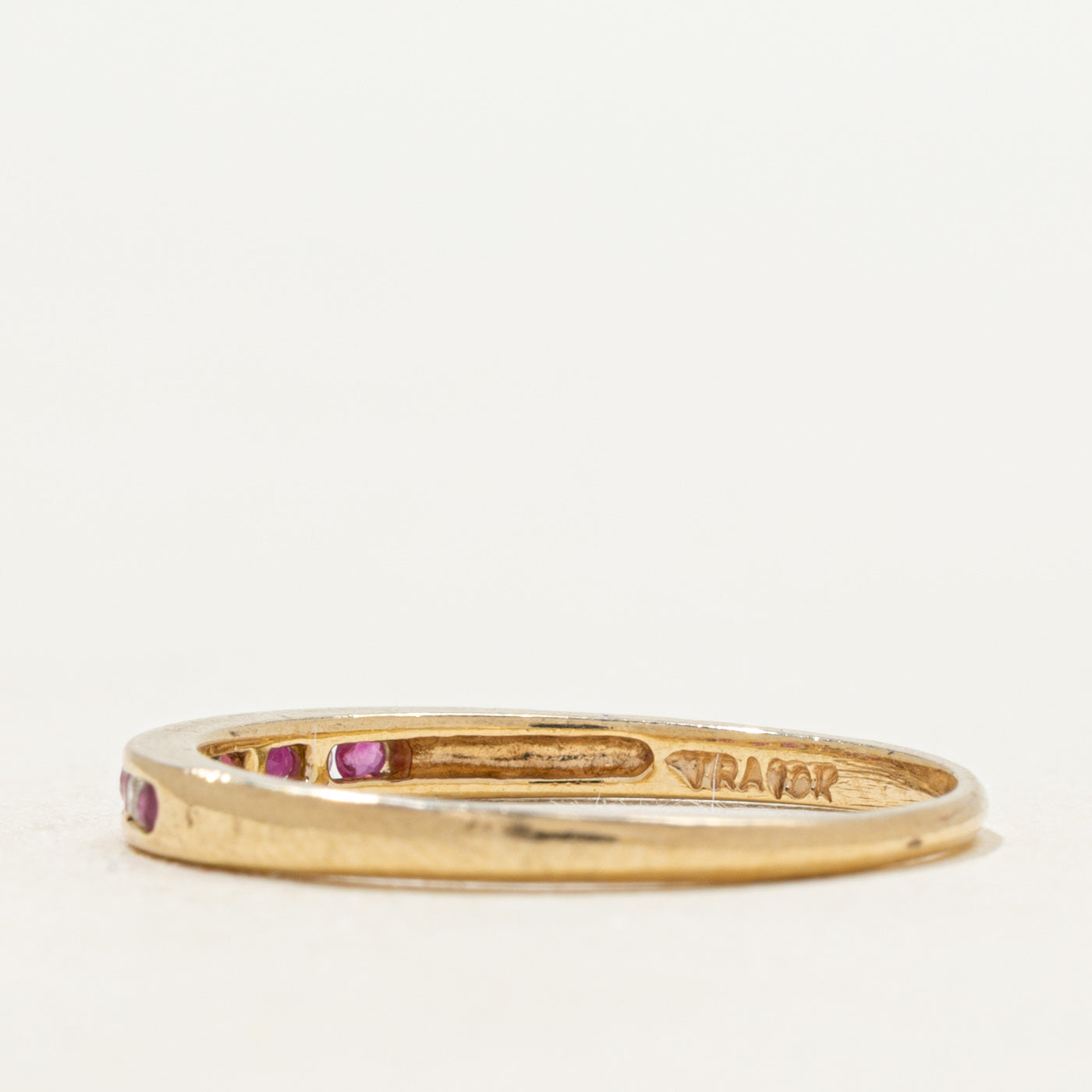 Alliance sertie de diamants et rubis en demi-tour | Taille 7,75
