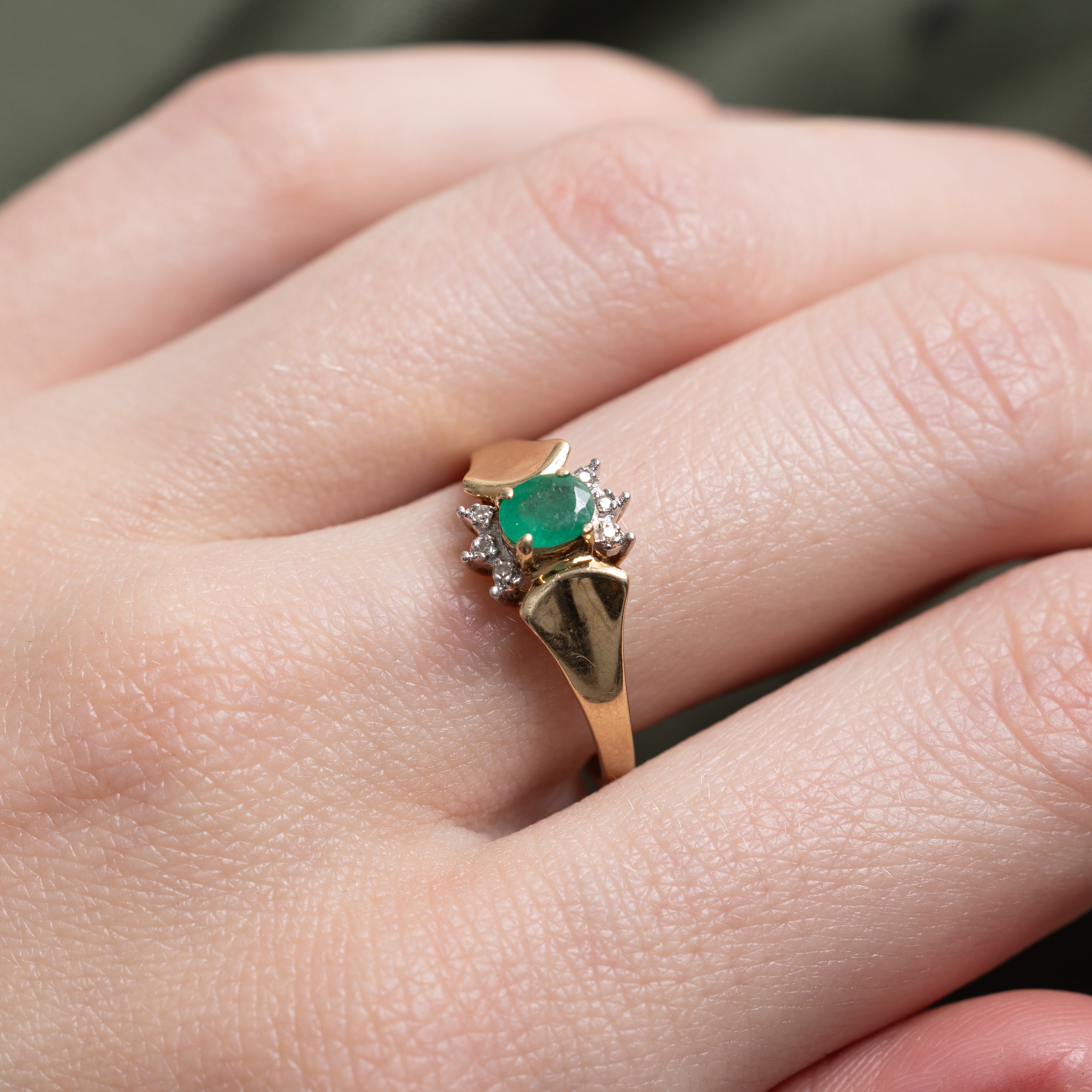 Oval Cut Diamond & Emerald Petal Ring | SZ 7