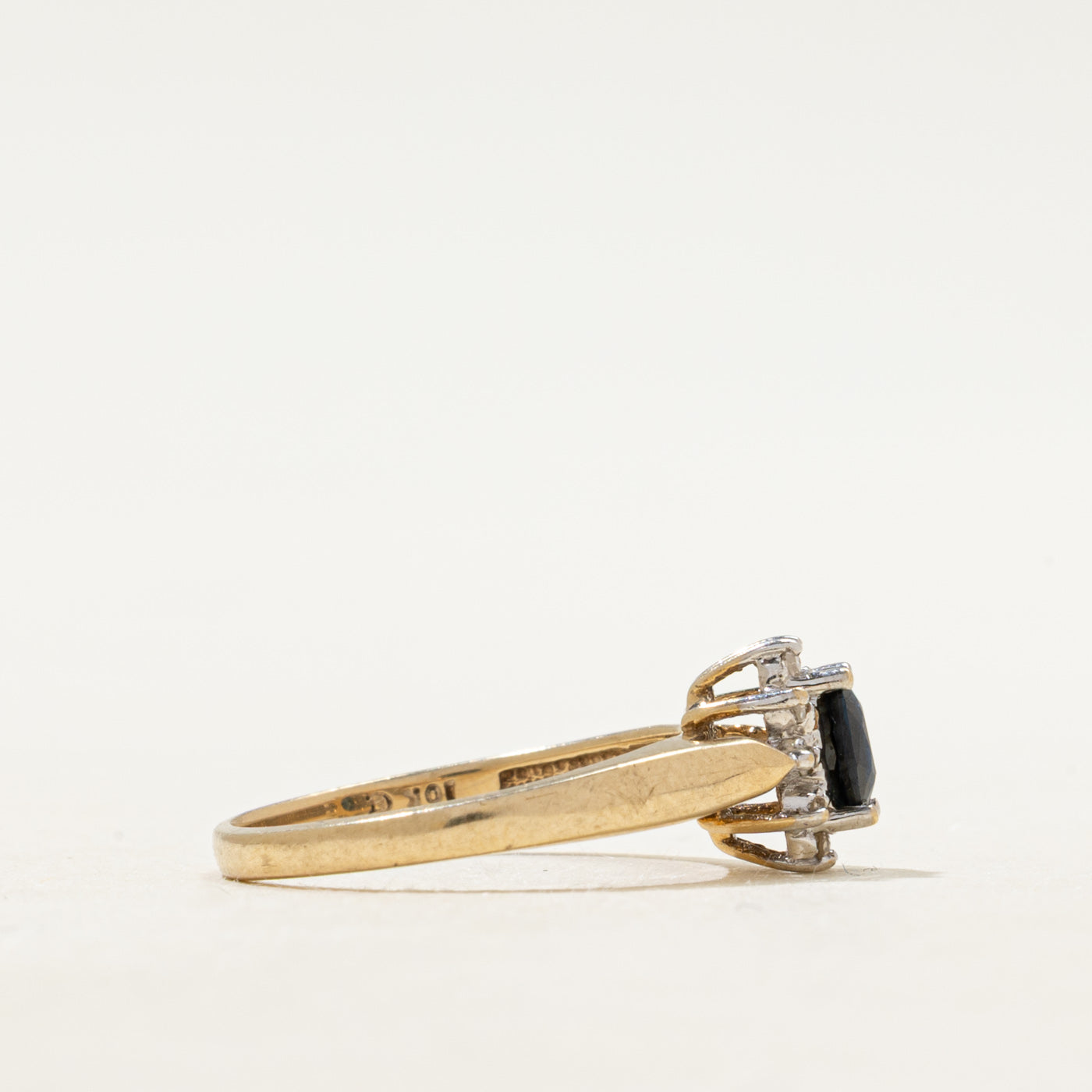 Bague pétale en saphir ovale et diamants | Taille 4