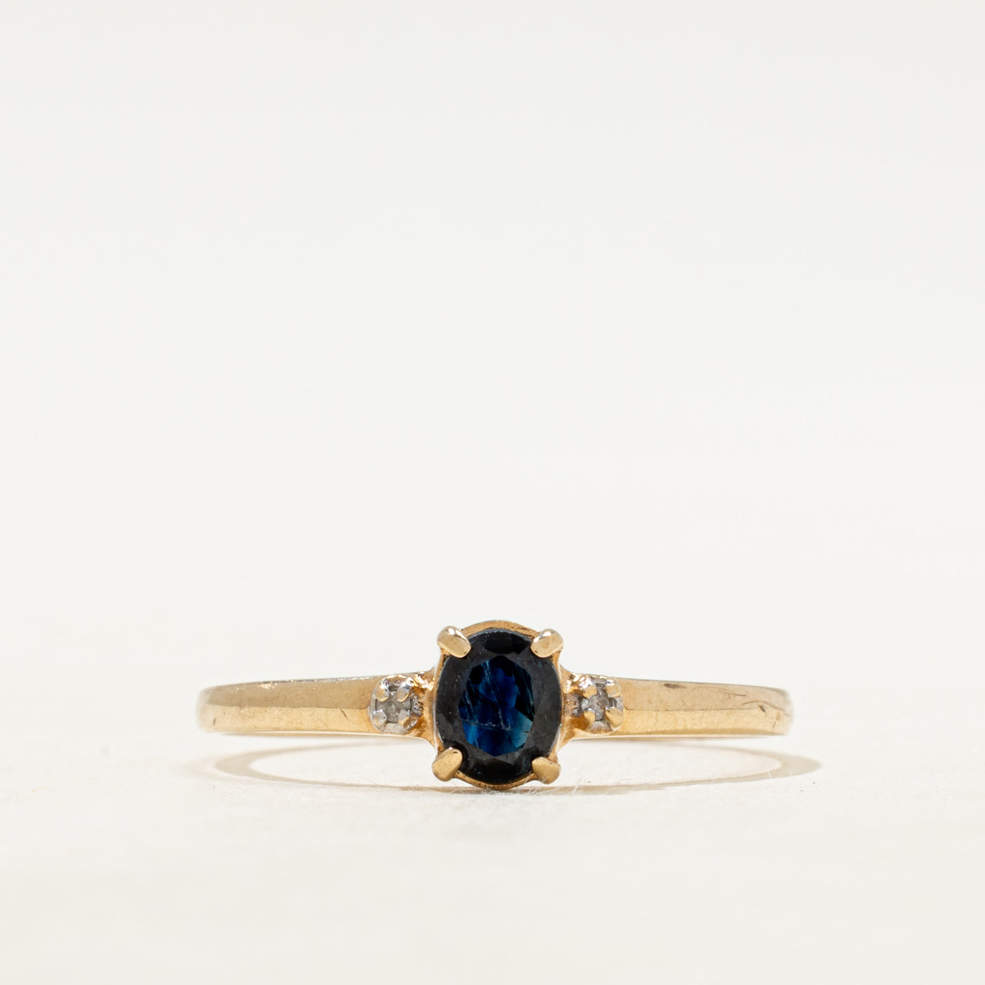 Bague ornée d'un saphir ovale et de diamants | Taille 9