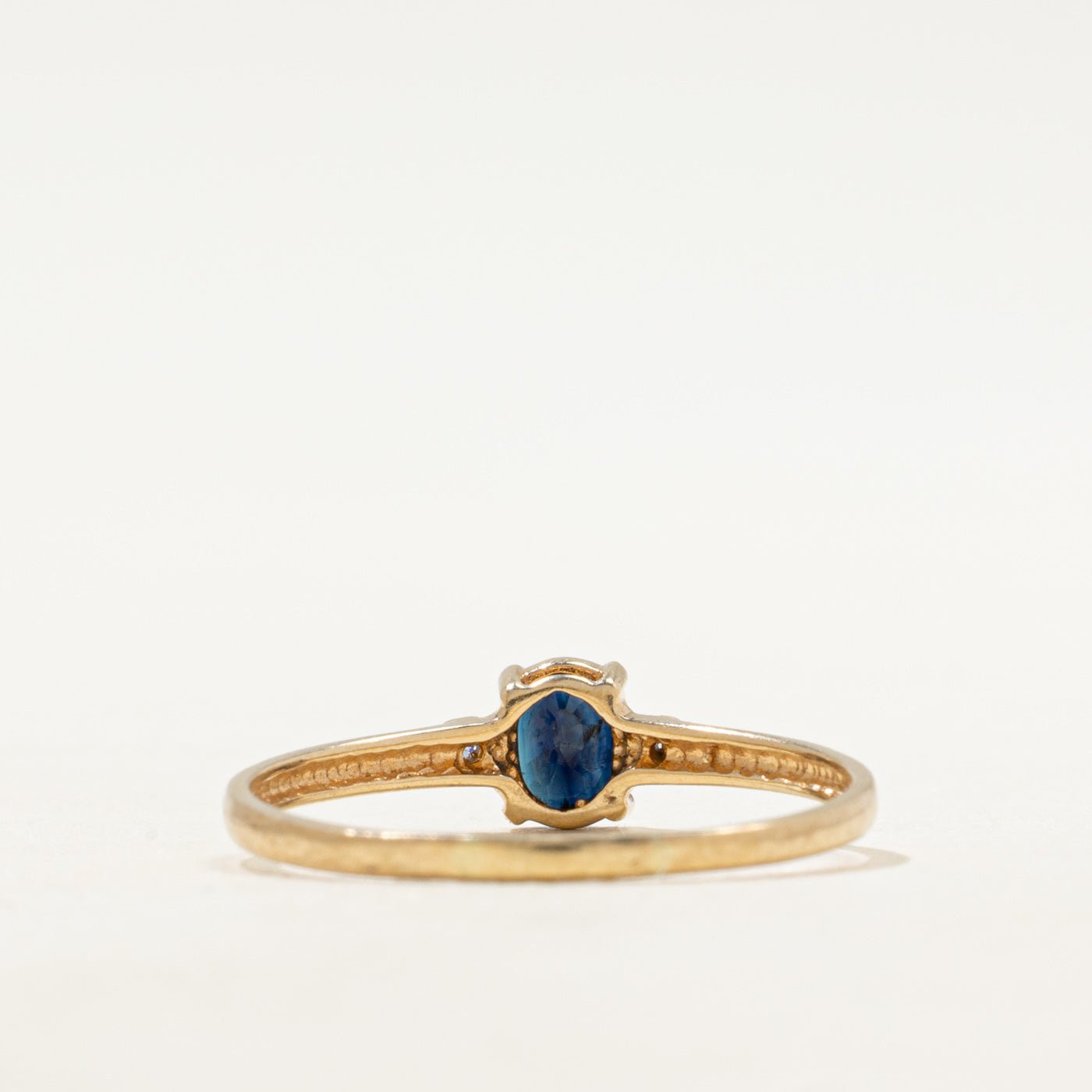 Bague ornée d'un saphir ovale et de diamants | Taille 9
