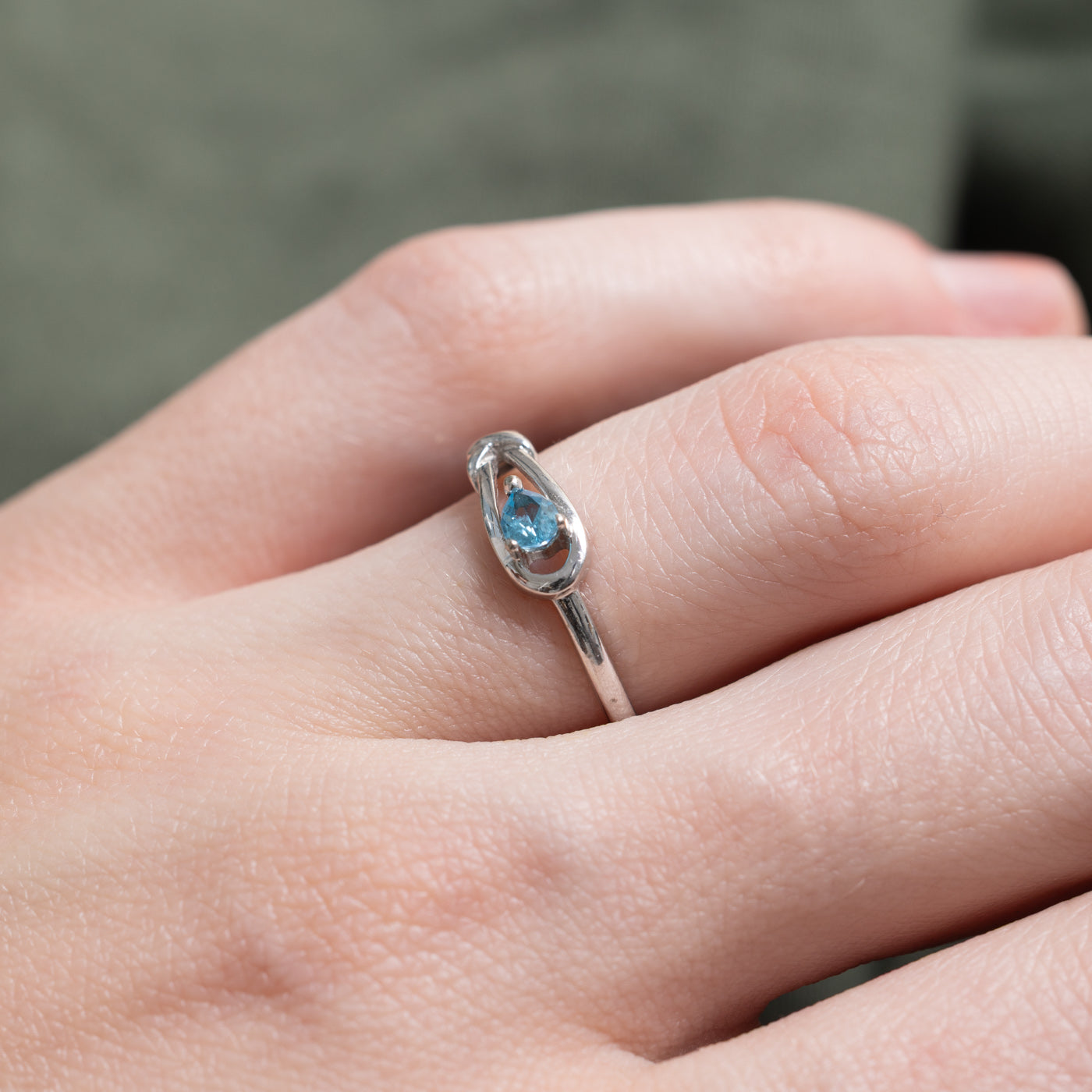 Bague boucle en topaze bleue taille poire | 0,19 ct | Taille 5,75 |