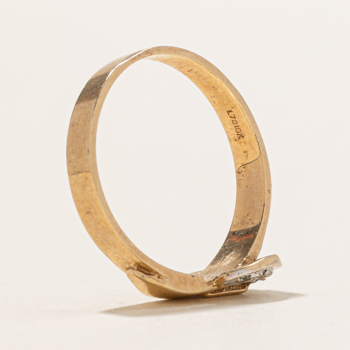 10K Diamond Textured Buckle Ring | SZ 6.0