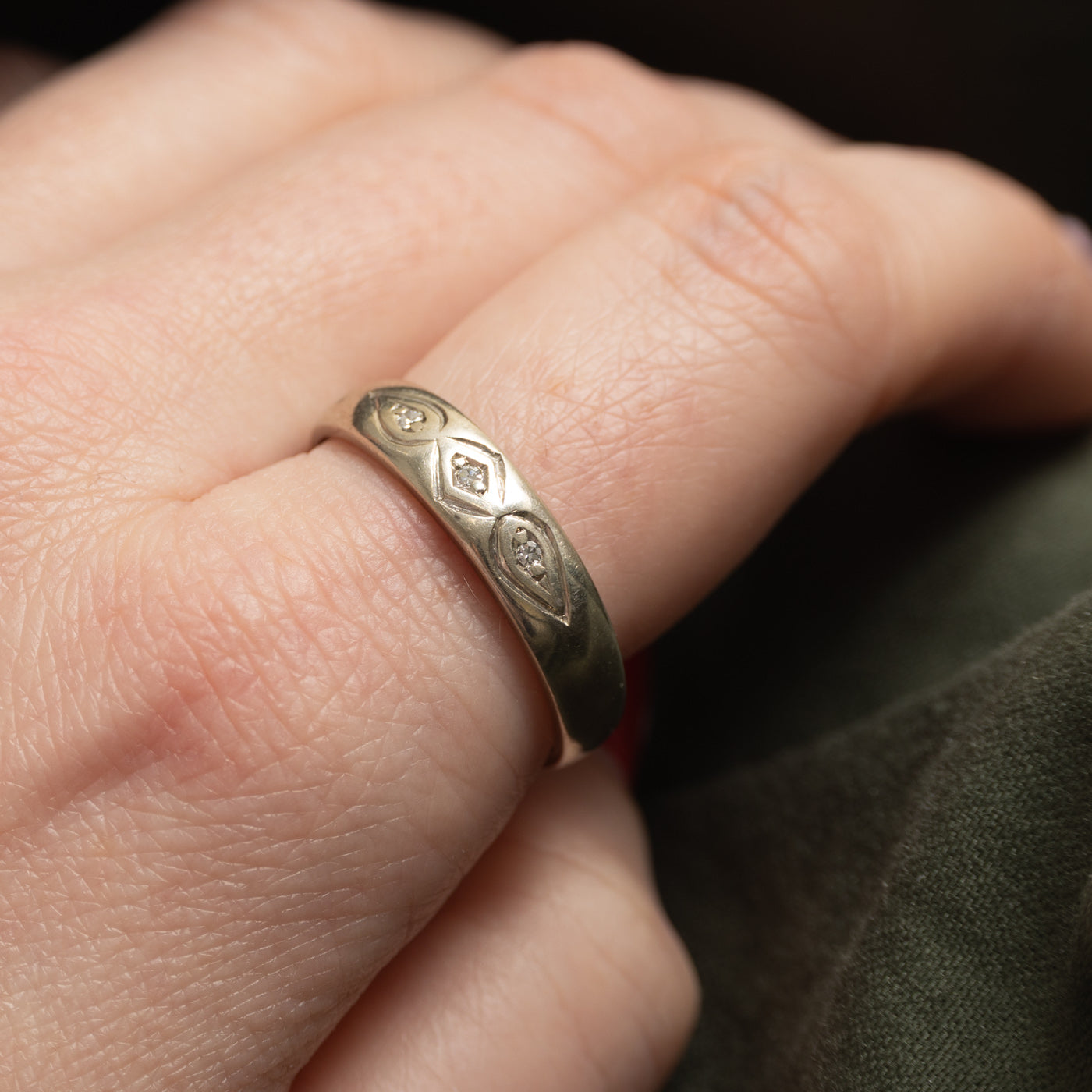 10k Three Stone Diamond Engraved Band | SZ 10.75