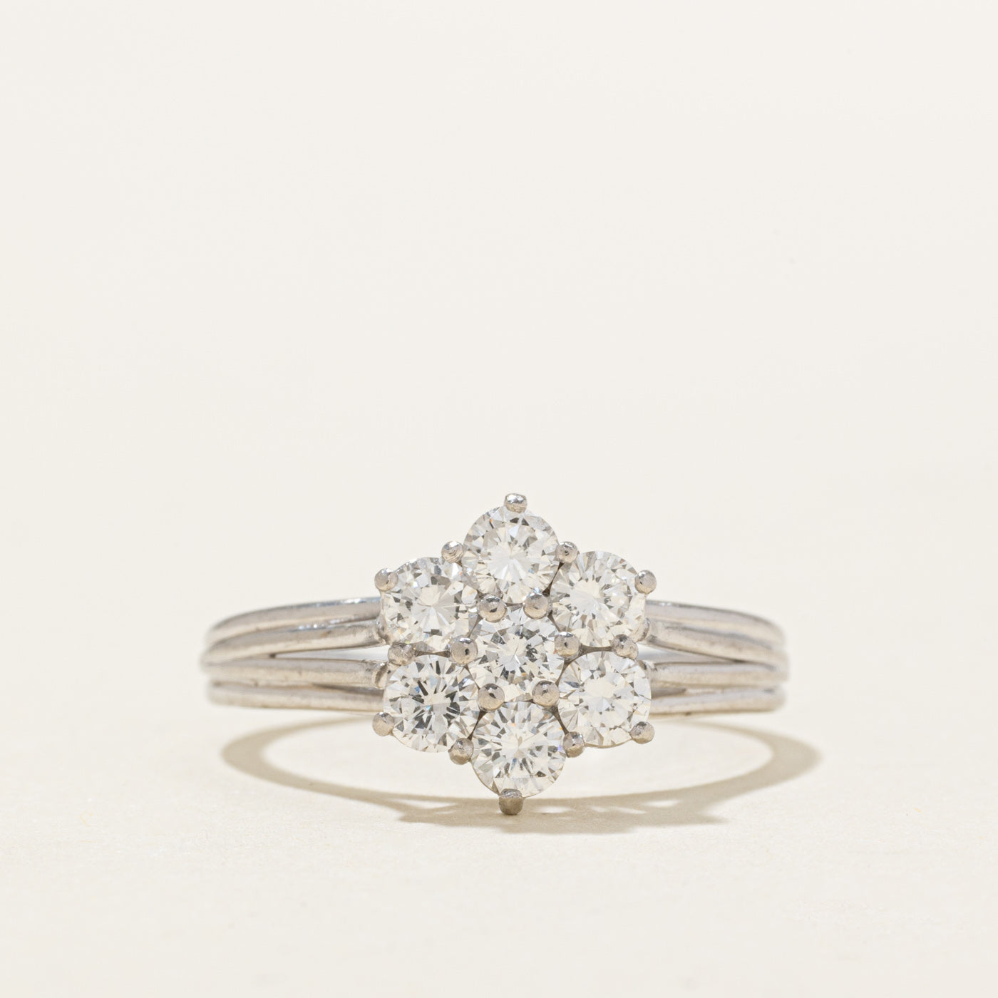 Bague rainurée en platine sertie de diamants en grappe | 0,70 ct | Taille 7,0