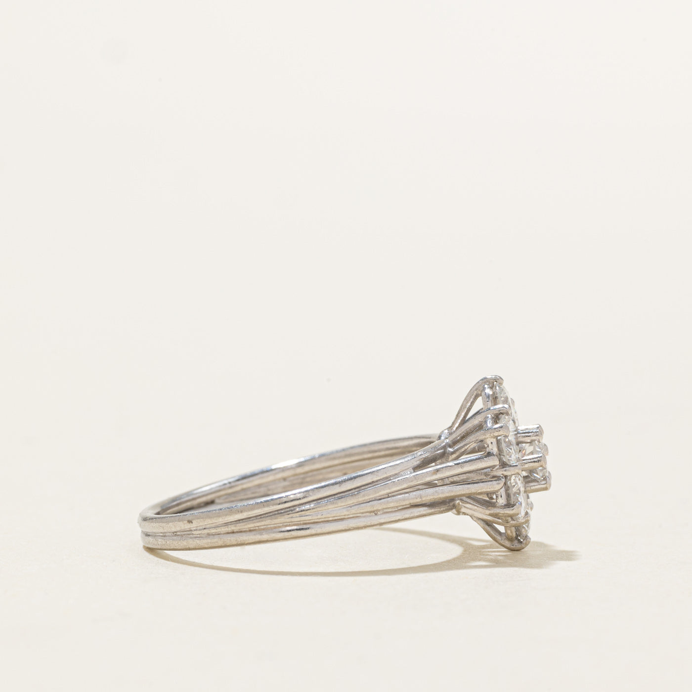 Bague rainurée en platine sertie de diamants en grappe | 0,70 ct | Taille 7,0