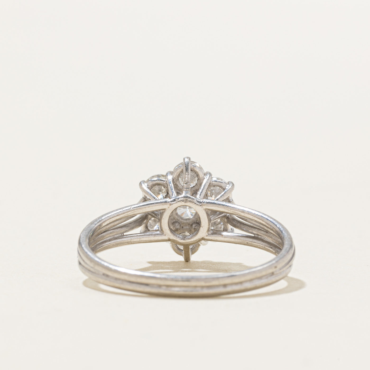 Bague rainurée en platine sertie de diamants en grappe | 0,70 ct | Taille 7,0