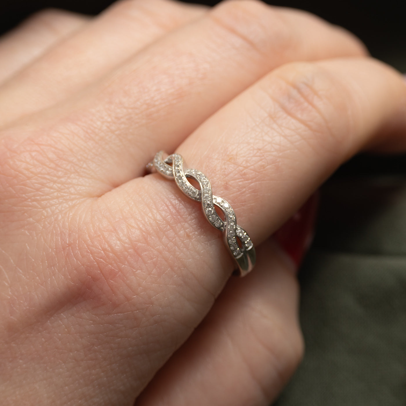 14k Diamond Infinity Twist Band | SZ 8.5