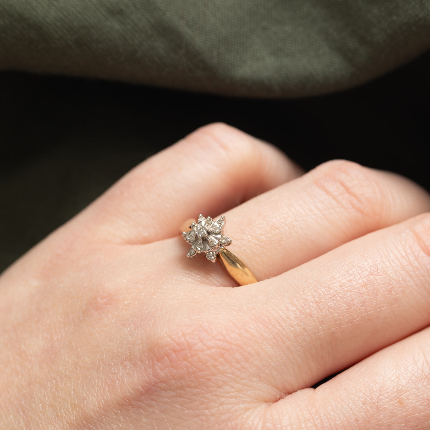 Bague en or 10 carats sertie de pétales de diamants | 0,07 ct | Taille 8,5