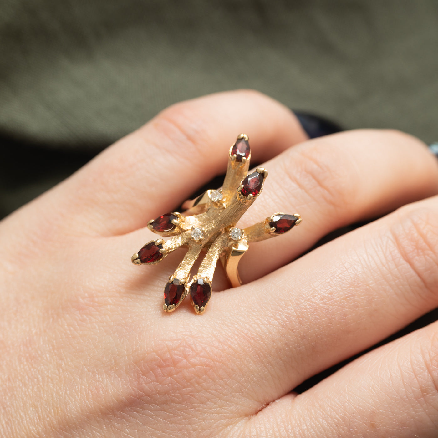 Bague cocktail abstraite en or 14 carats, grenat taille poire et diamants | 1,47 ct, 0,09 ct | Taille 6,25