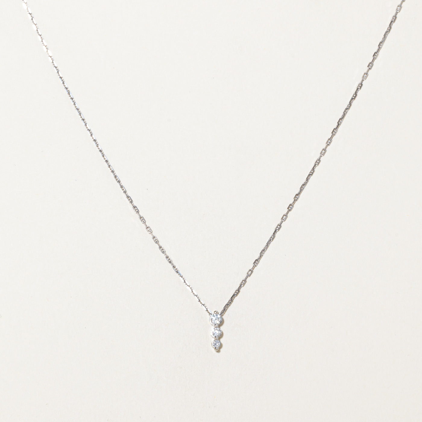 Collier pendentif trois diamants en or blanc 10 carats | 0,24 ct | 51 cm