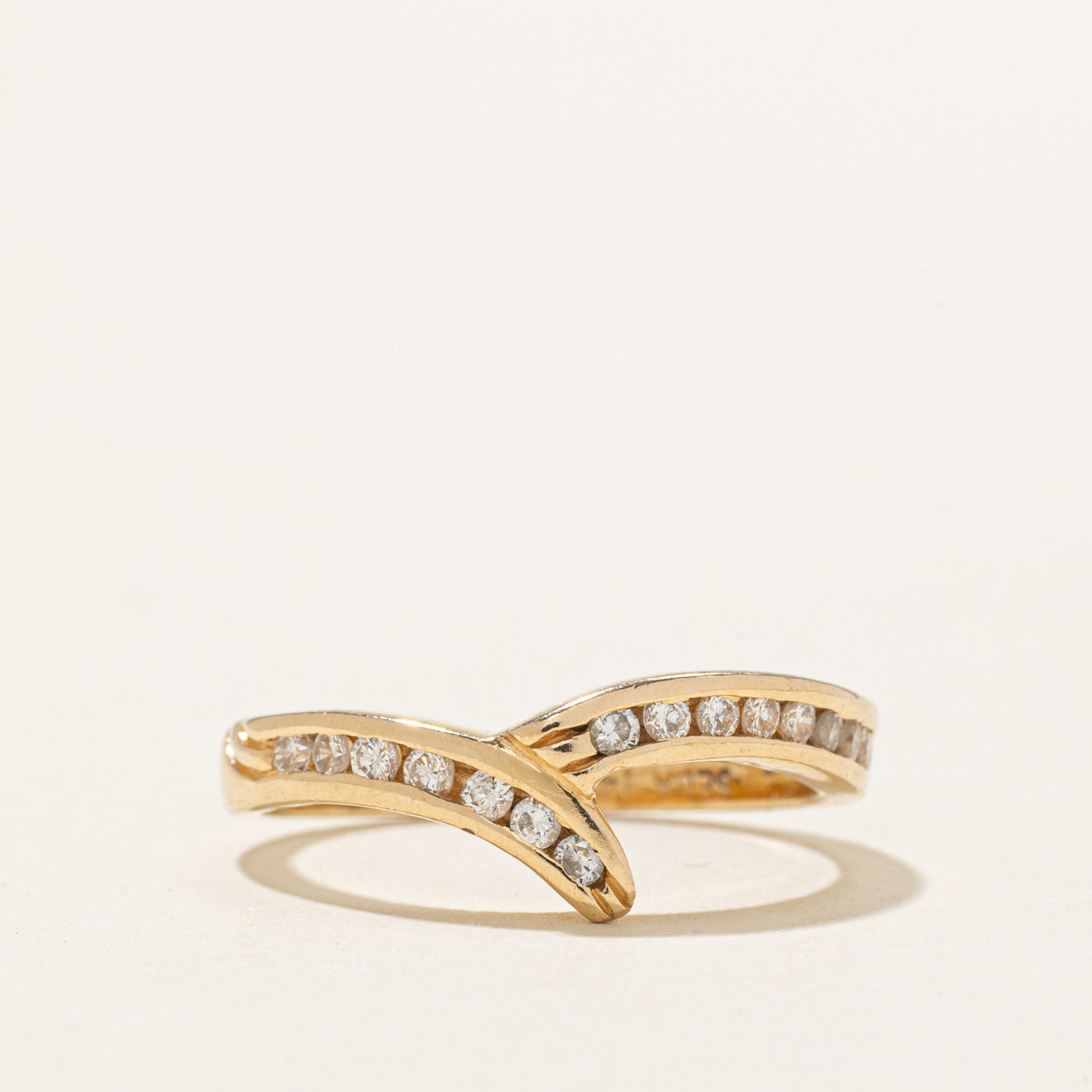 Bague chevron sertie de diamants en or 14 carats | 0,18 ct | Taille 6,25
