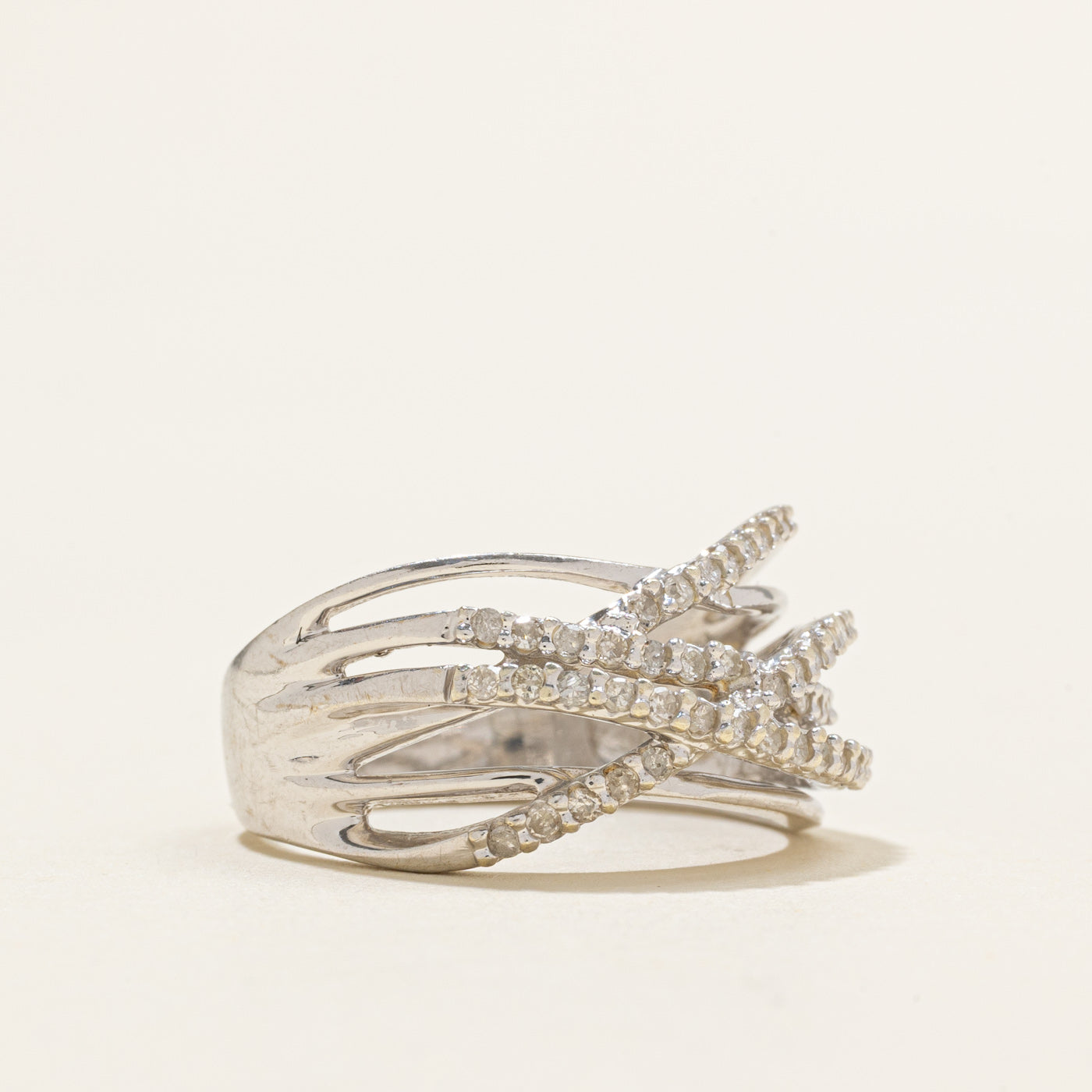 Bague semi-éternité en or 10 carats sertie de plusieurs diamants croisés | 0,23 ct au total | Taille 7