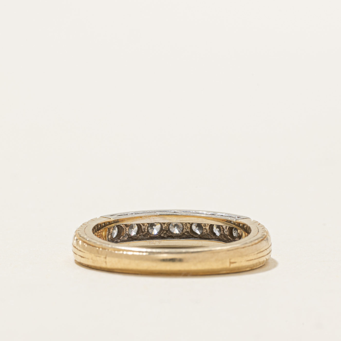 Bague en or 14 carats sertie de sept diamants gravés | 0,14 ct au total | Taille 4,75