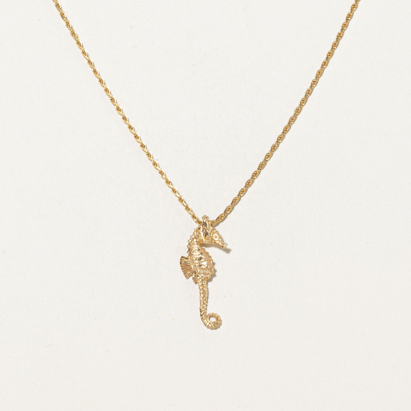 Collier pendentif hippocampe en or jaune 14 carats | 45,7 cm