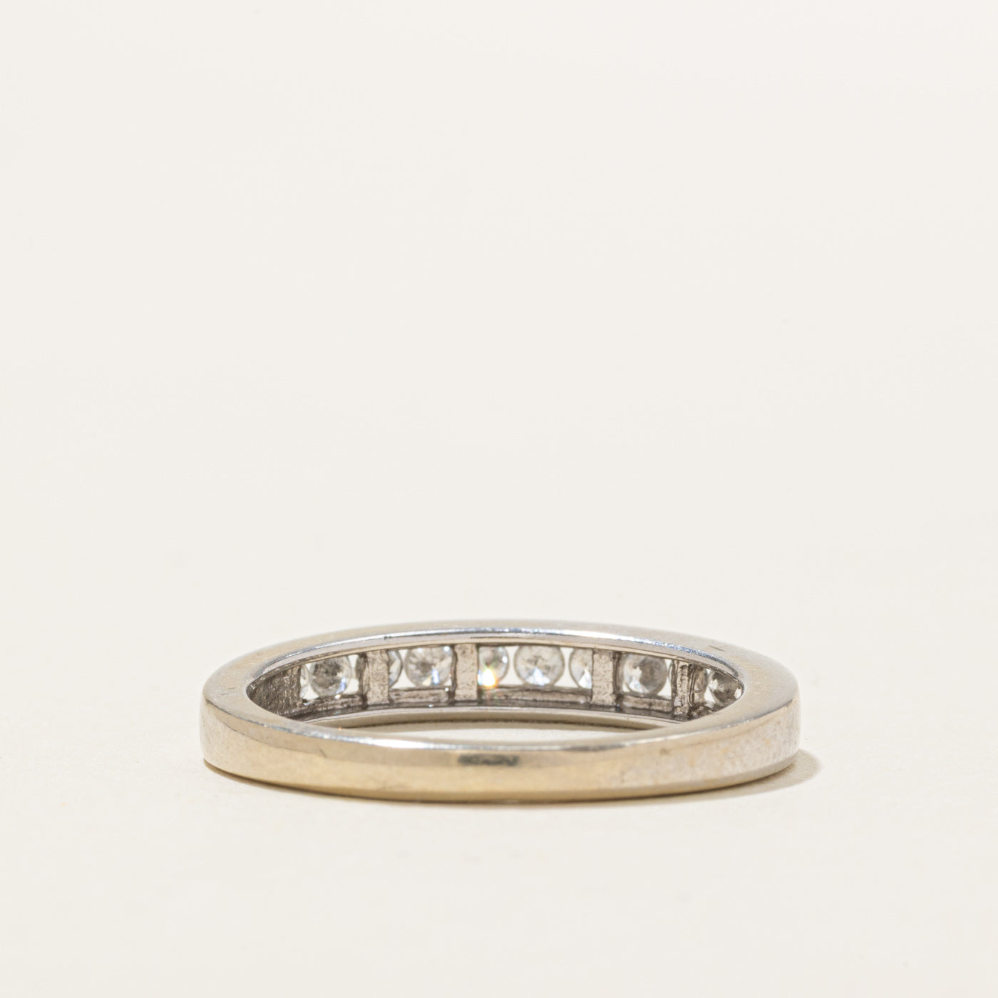 Alliance semi-éternité en or blanc 14 carats sertie de diamants | 0,33 ct au total | Taille 8,25