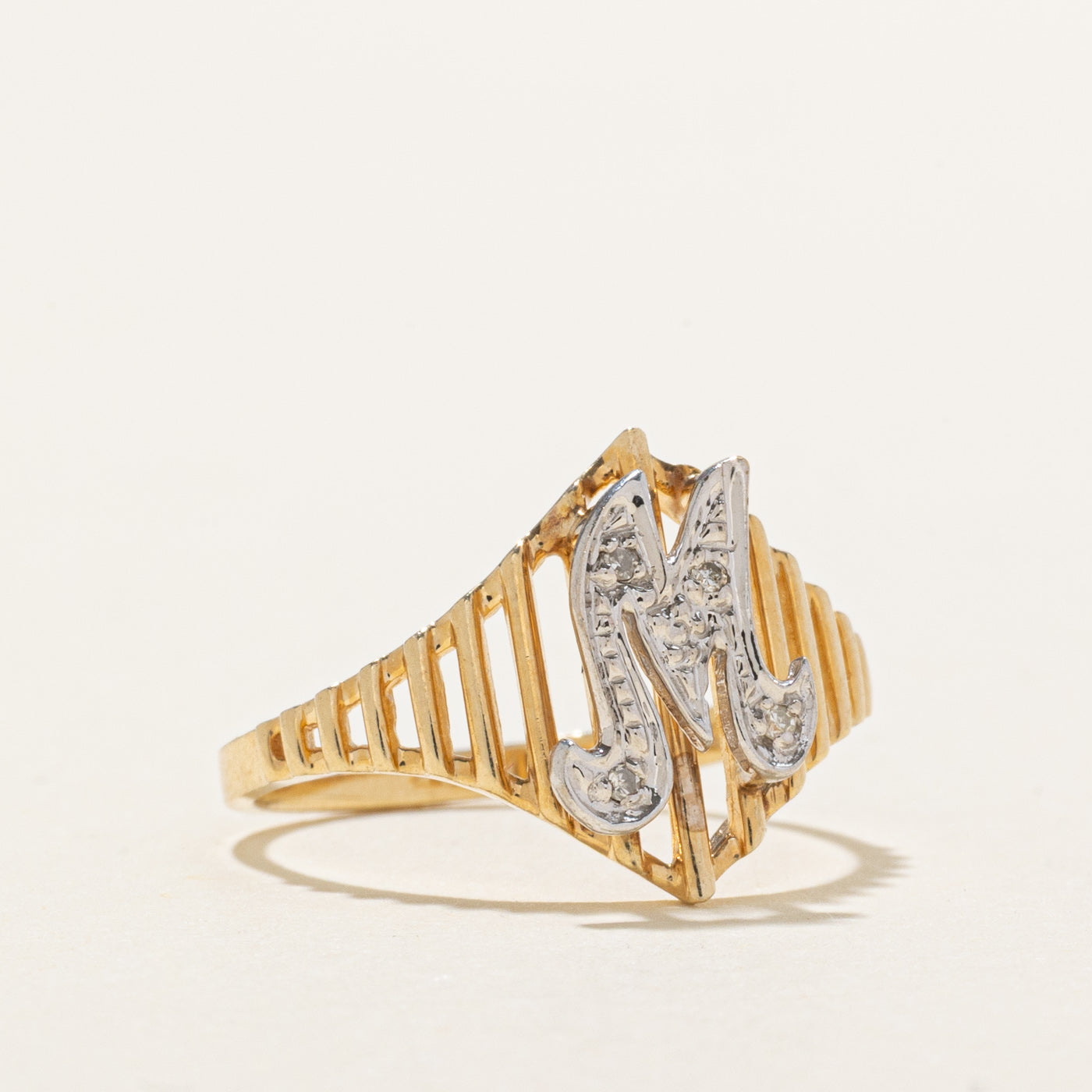 Bague cannelée conique avec initiale « M » en or 10 carats et diamants | Taille 6,75