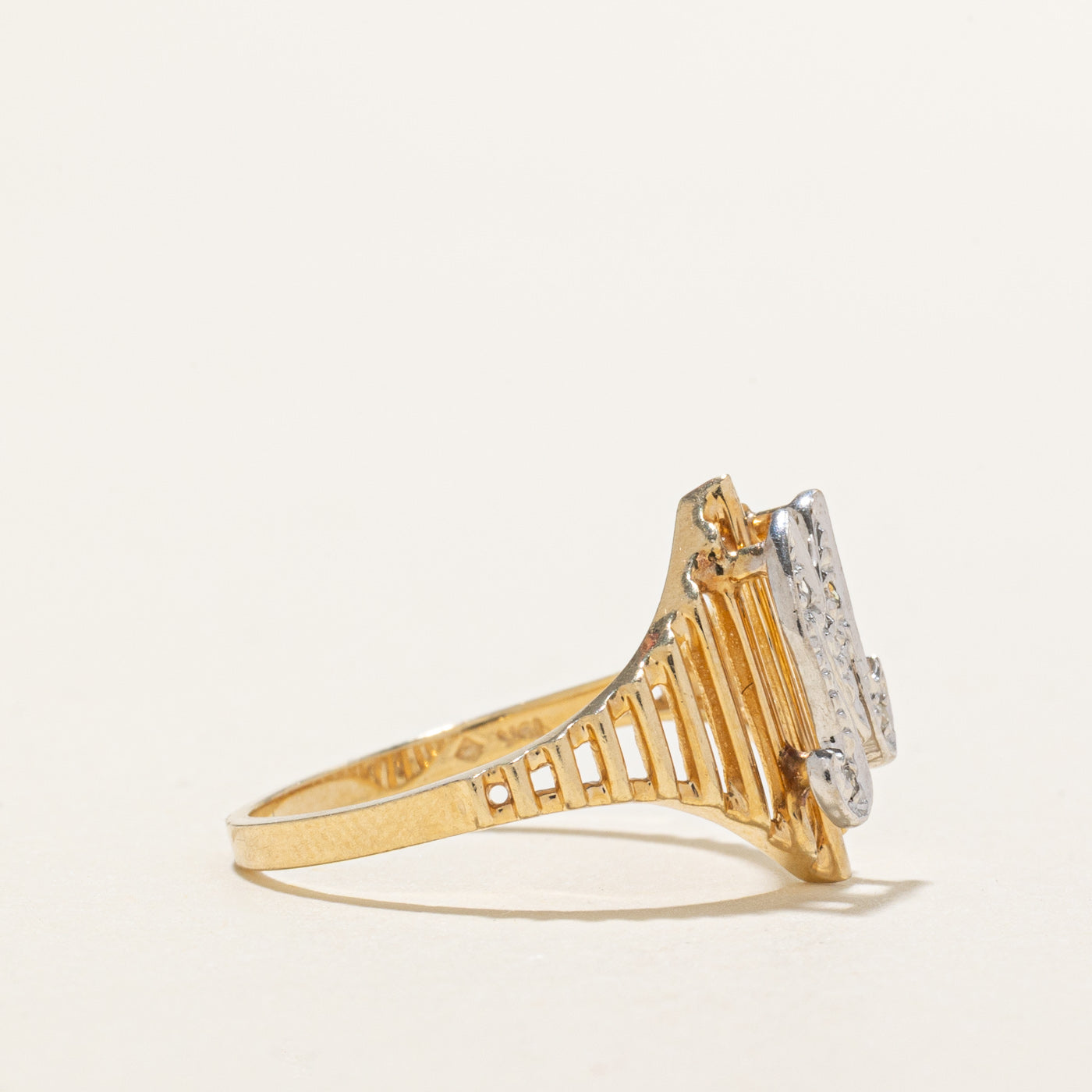 Bague cannelée conique avec initiale « M » en or 10 carats et diamants | Taille 6,75