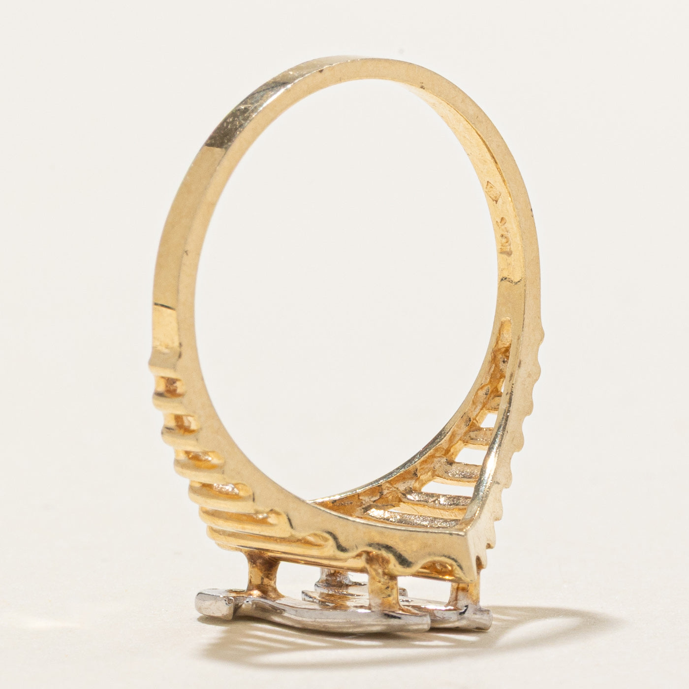 Bague cannelée conique avec initiale « M » en or 10 carats et diamants | Taille 6,75