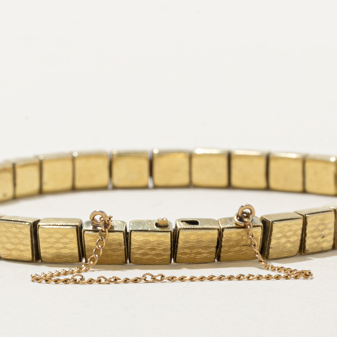 Bracelet en or jaune 14 carats à maillons carrés texturés | 18 cm