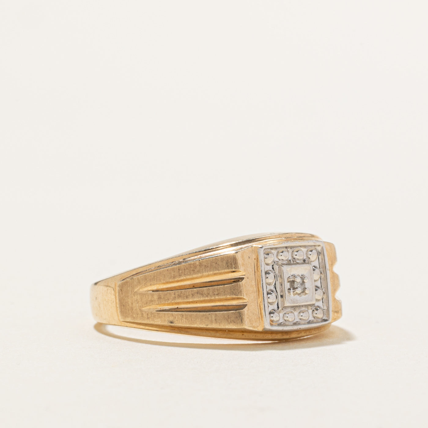 Bague chevalière rainurée sertie d'un halo carré de diamants en or 10 carats | Taille 10,75