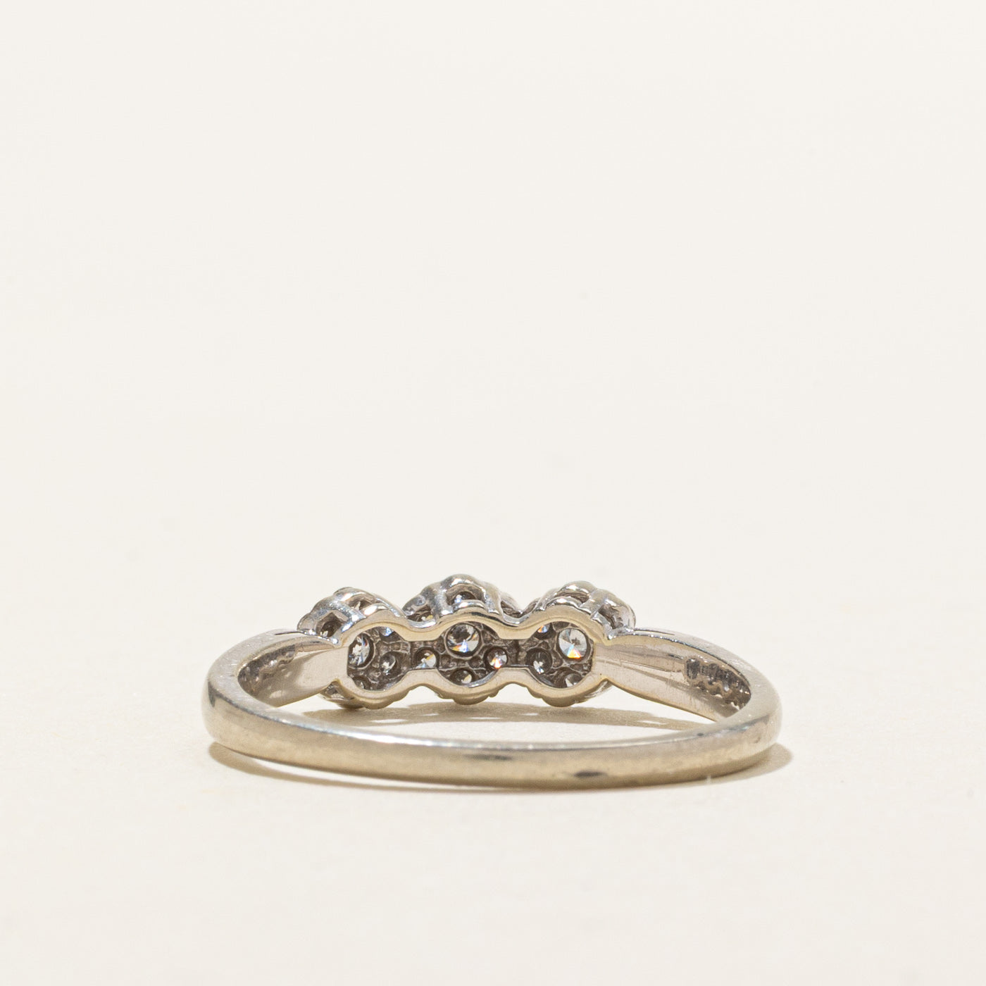 Bague en or blanc 14 carats sertie de plusieurs diamants | Taille 6,75