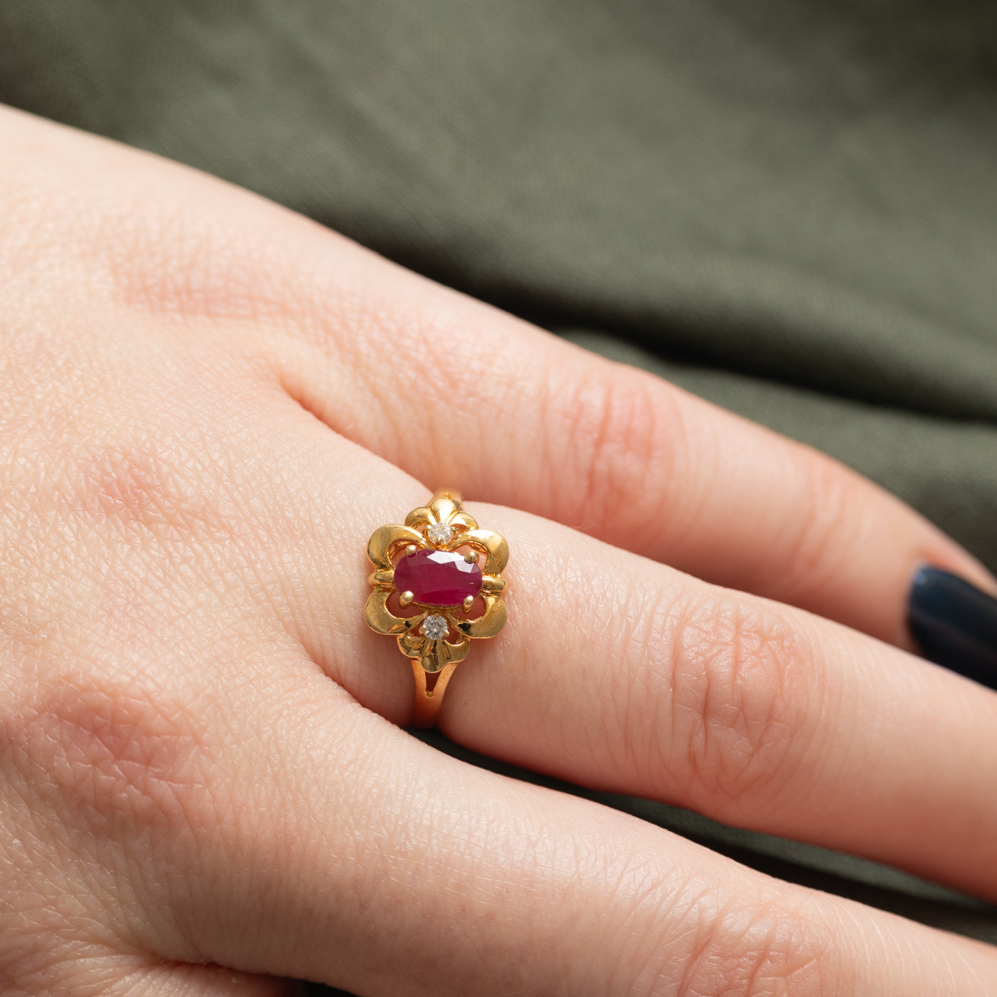 Bague florale en or 18 carats sertie d'un rubis ovale et de diamants | 0,40 ct, 0,04 ct au total | Taille 5,25