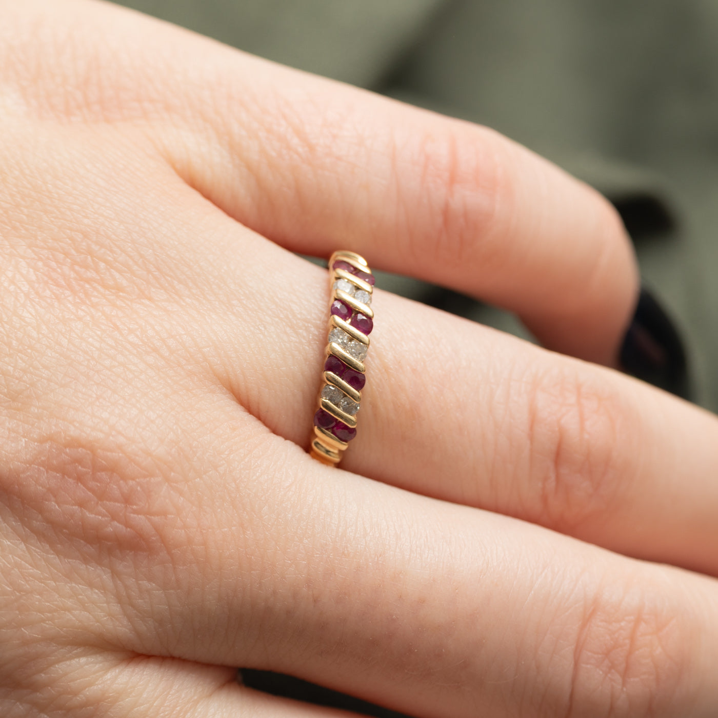 Alliance semi-éternité en or 14 carats sertie de rubis et de diamants | 0,24 ct au total, 0,15 ct au total | Taille 7,0