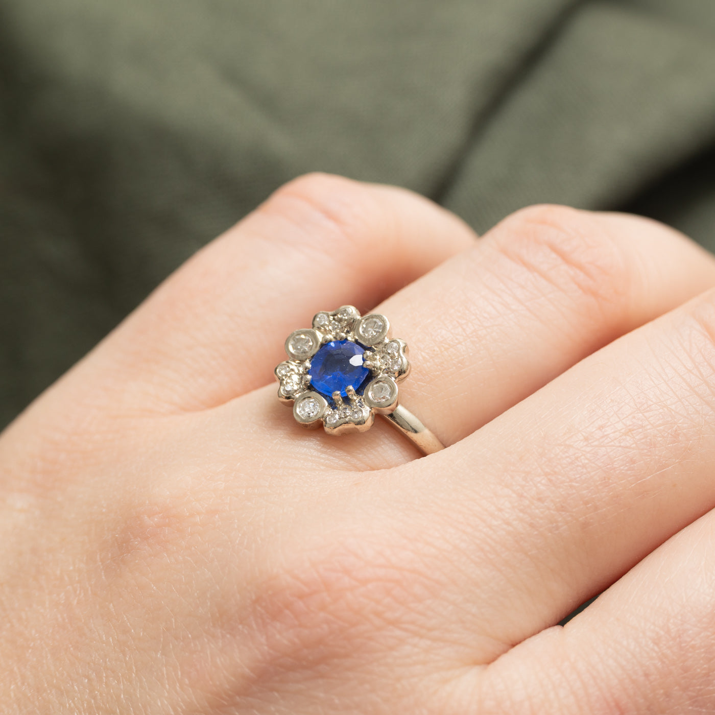 Bague florale en verre bleu taille coussin 14 carats et diamants | 0,85 ct, 0,18 ct au total | Taille 6,25