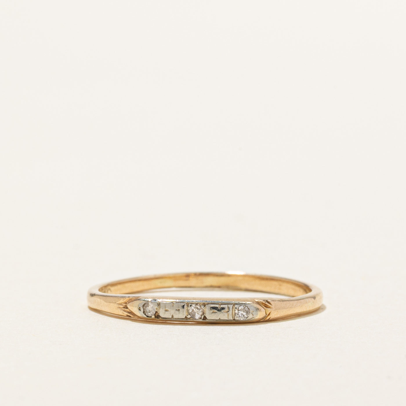 14K Three Stone Diamond Textured Band | SZ 8.25