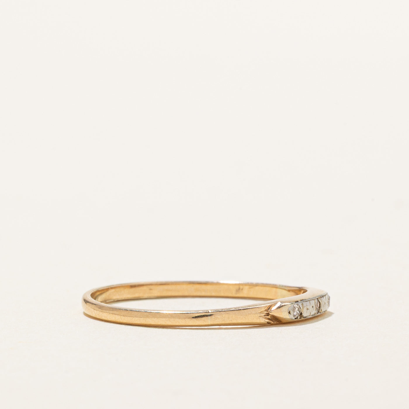 Bague texturée en or 14 carats avec trois diamants | Taille 8,25