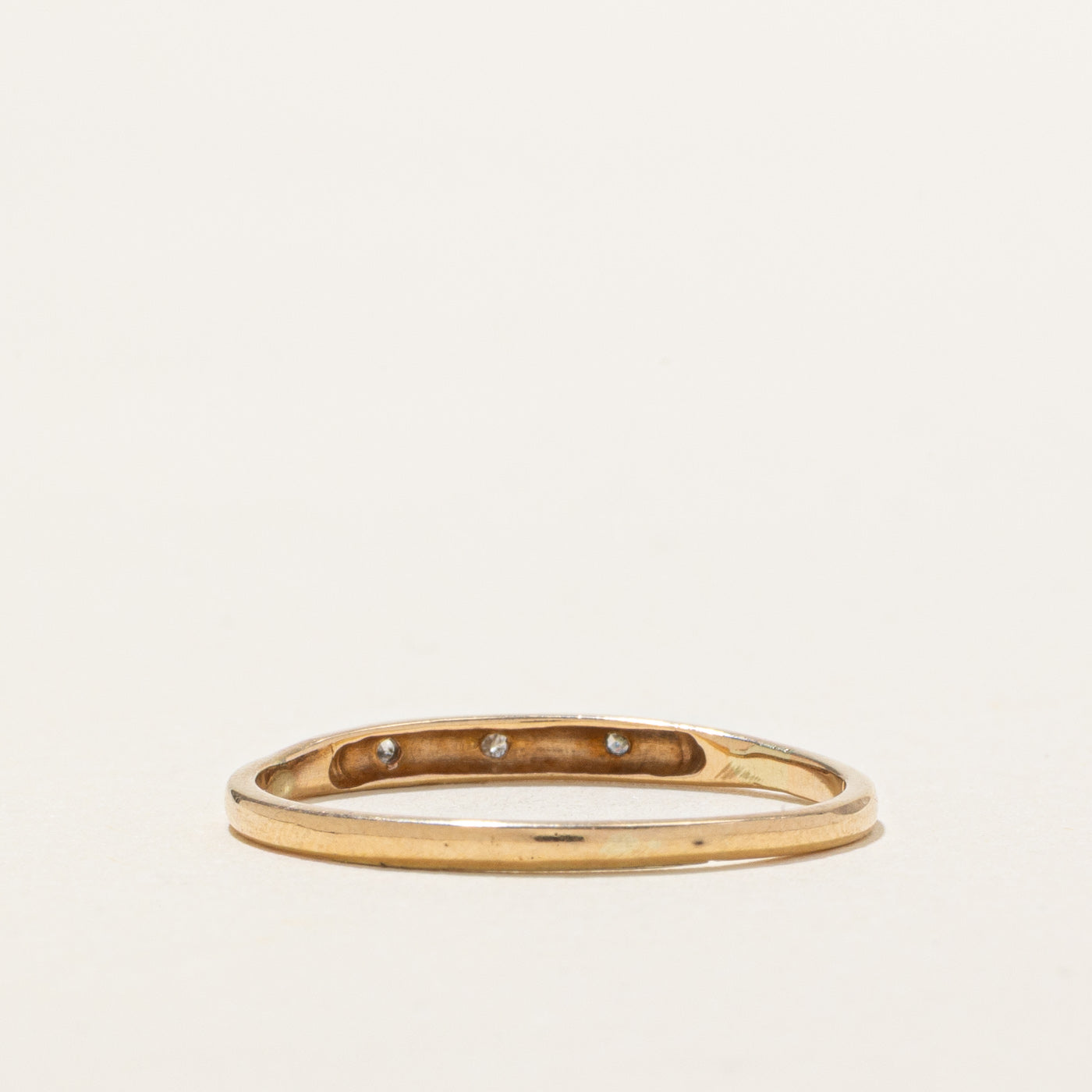 Bague texturée en or 14 carats avec trois diamants | Taille 8,25