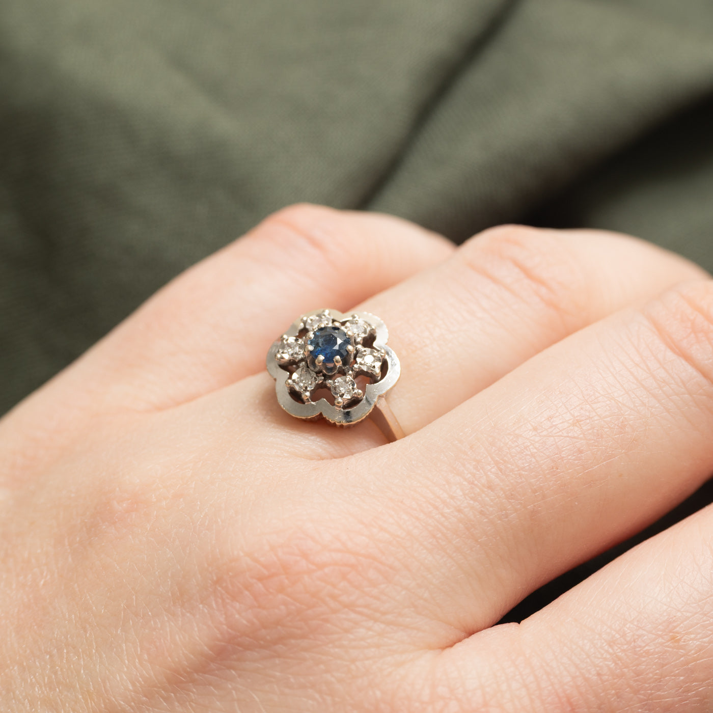 Bague fleur en or 14 carats, saphirs et diamants | 0,25 ct, 0,06 ct au total | Taille 5,25