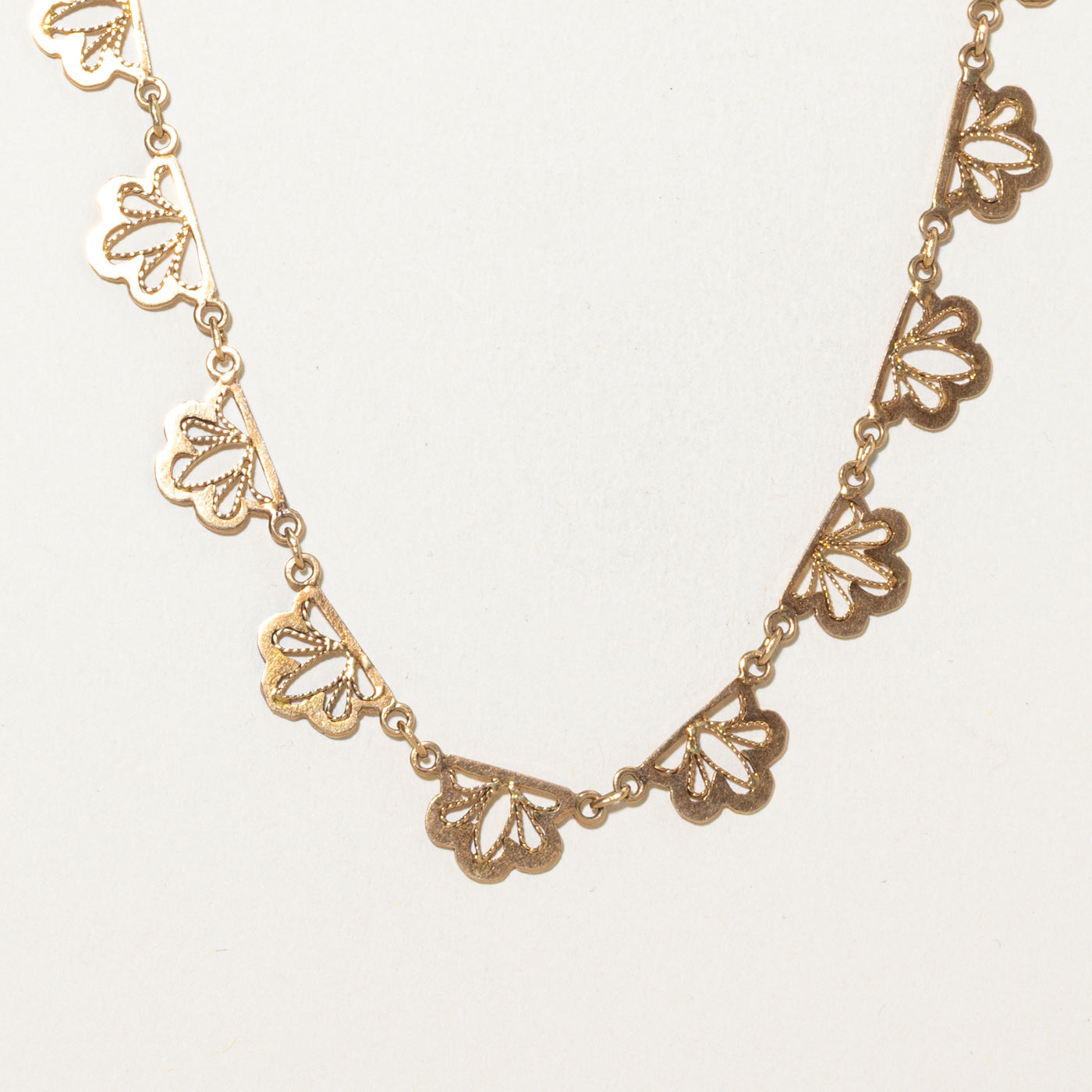 Chaîne en or jaune 18 carats à motif floral texturé | 43 cm
